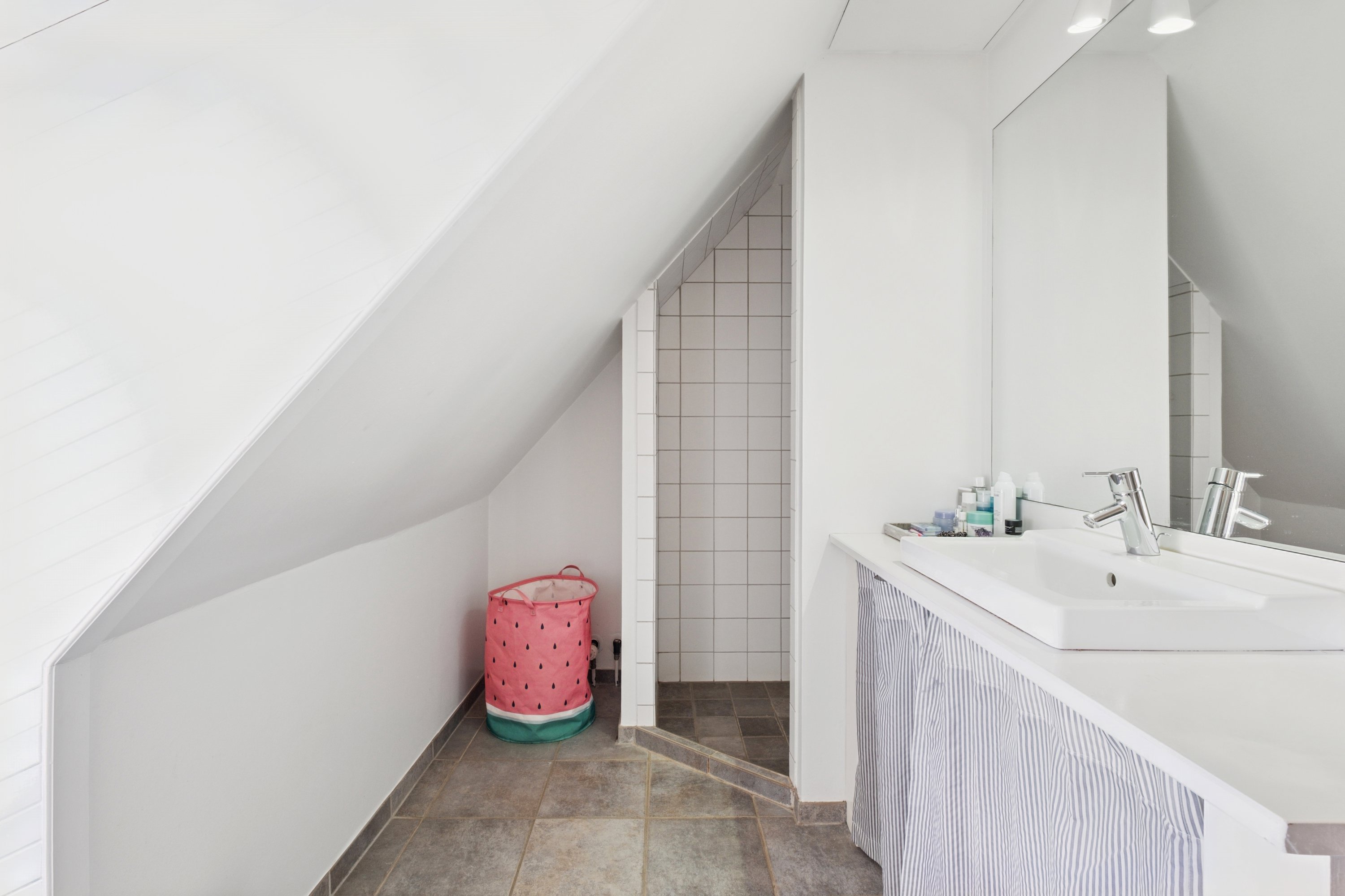 Fremhævet badeværelse billede i fuldskærmstilstand. Billede af Torndalsvej 13, Åstrup, 9240 Nibe