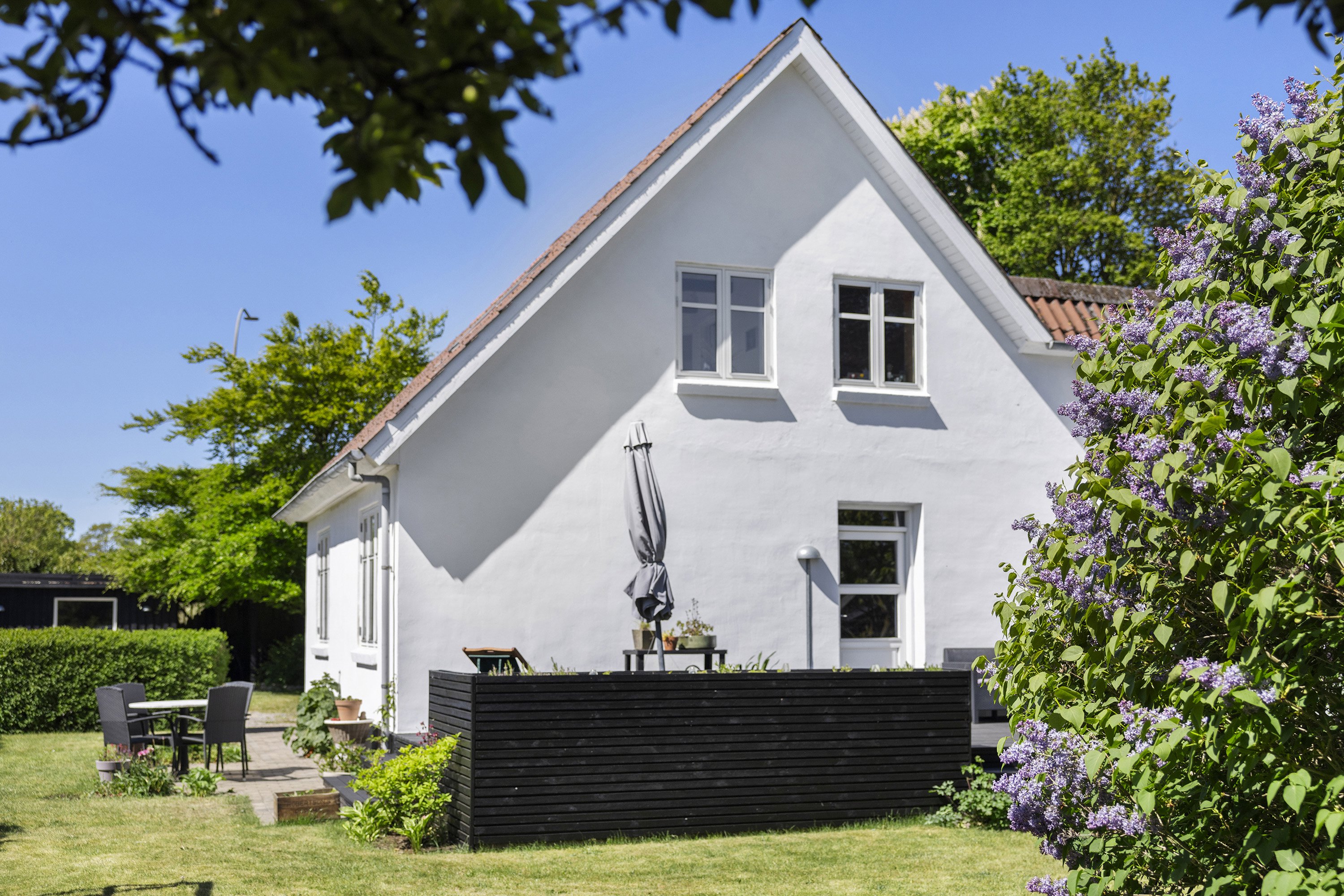 Fremhævet facade billede i fuldskærmstilstand. Billede af Meldahlsvej 2A, 9300 Sæby