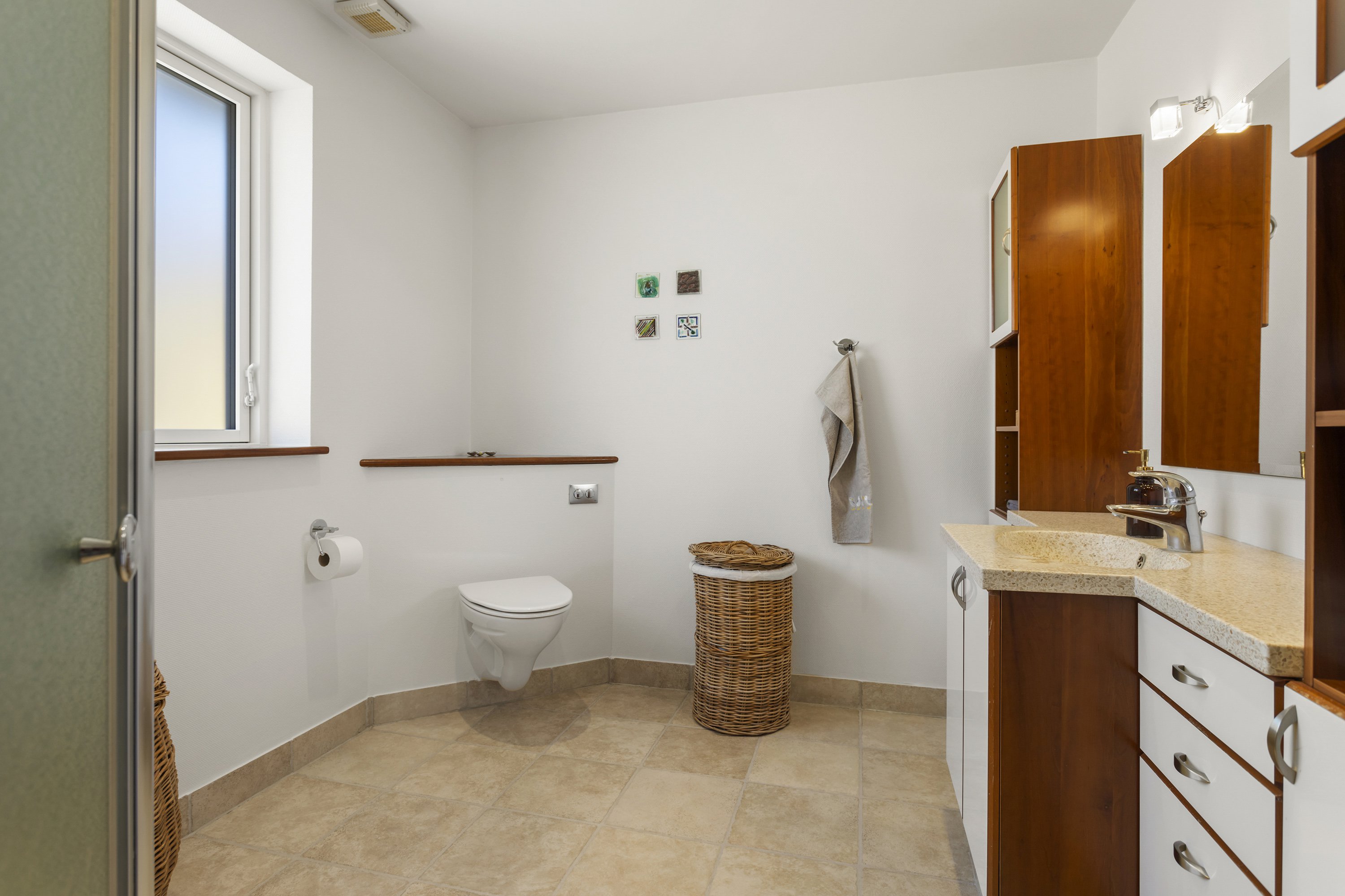 Fremhævet badeværelse billede i fuldskærmstilstand. Billede af Nyvangen 22, 9870 Sindal