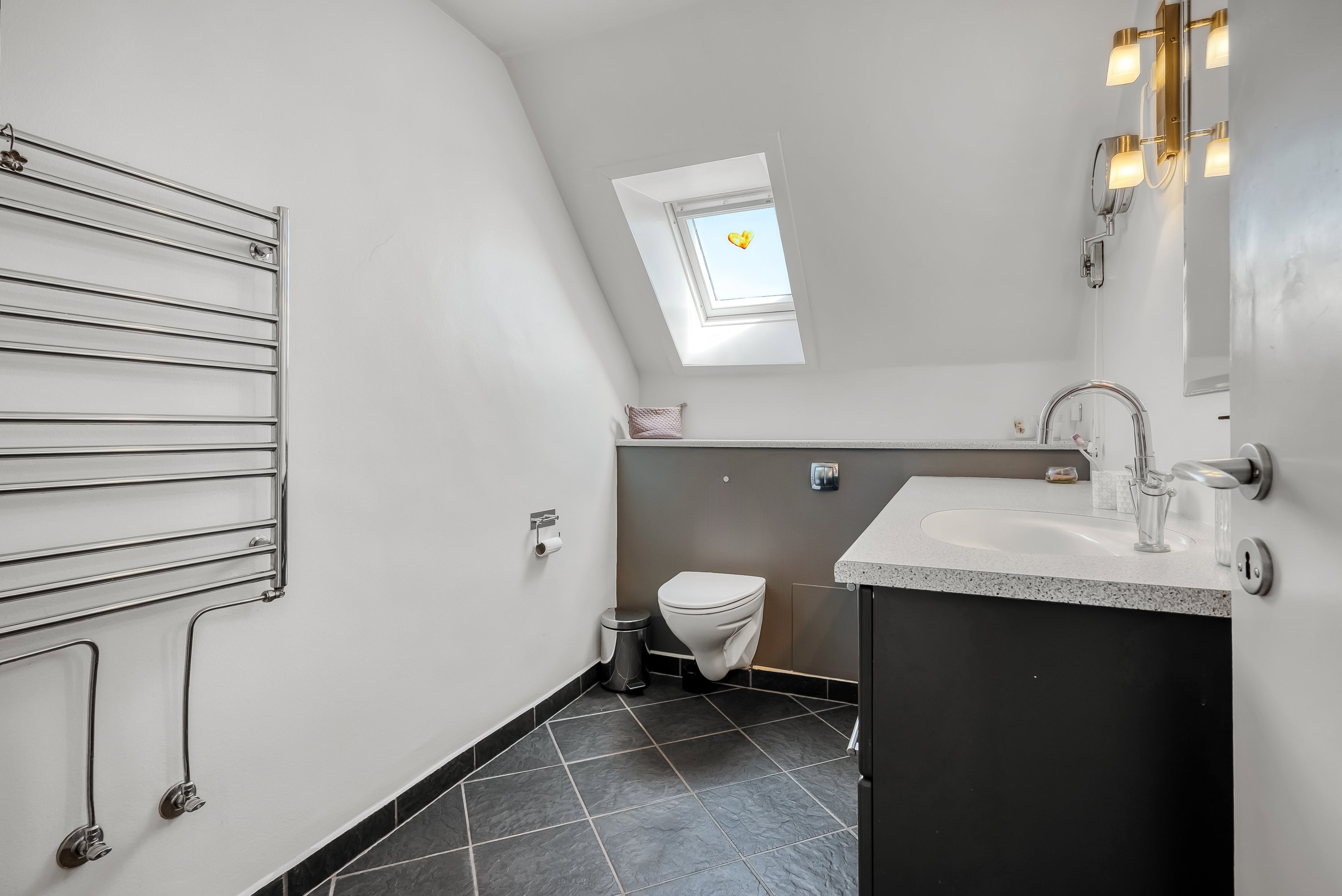 Fremhævet badeværelse billede i fuldskærmstilstand. Billede af Søvejen 34B, 7620 Lemvig