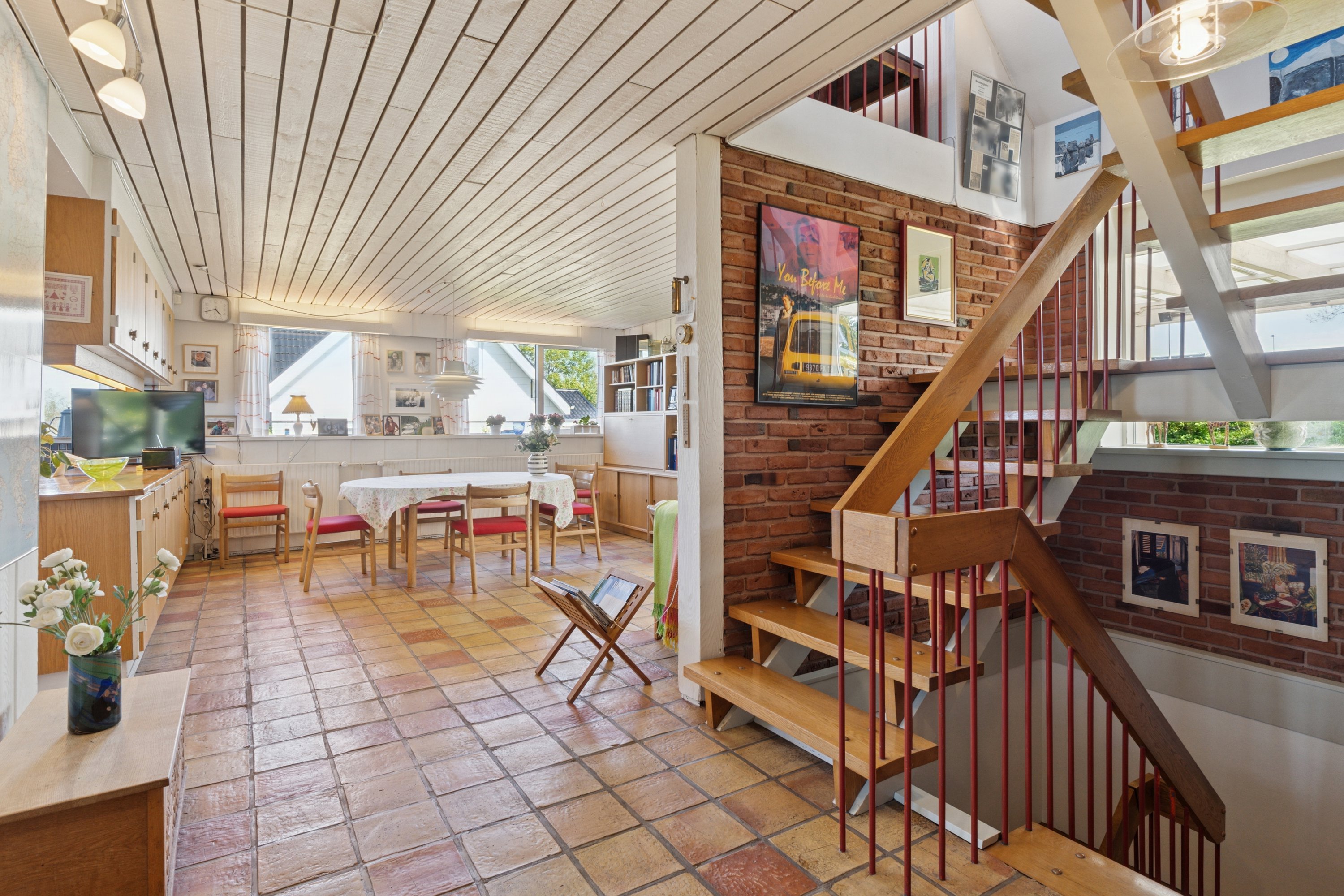 Miniaturebillede 2: gang/stue. Billede af Rugbjergvej 95, Stavtrup, 8260 Viby J