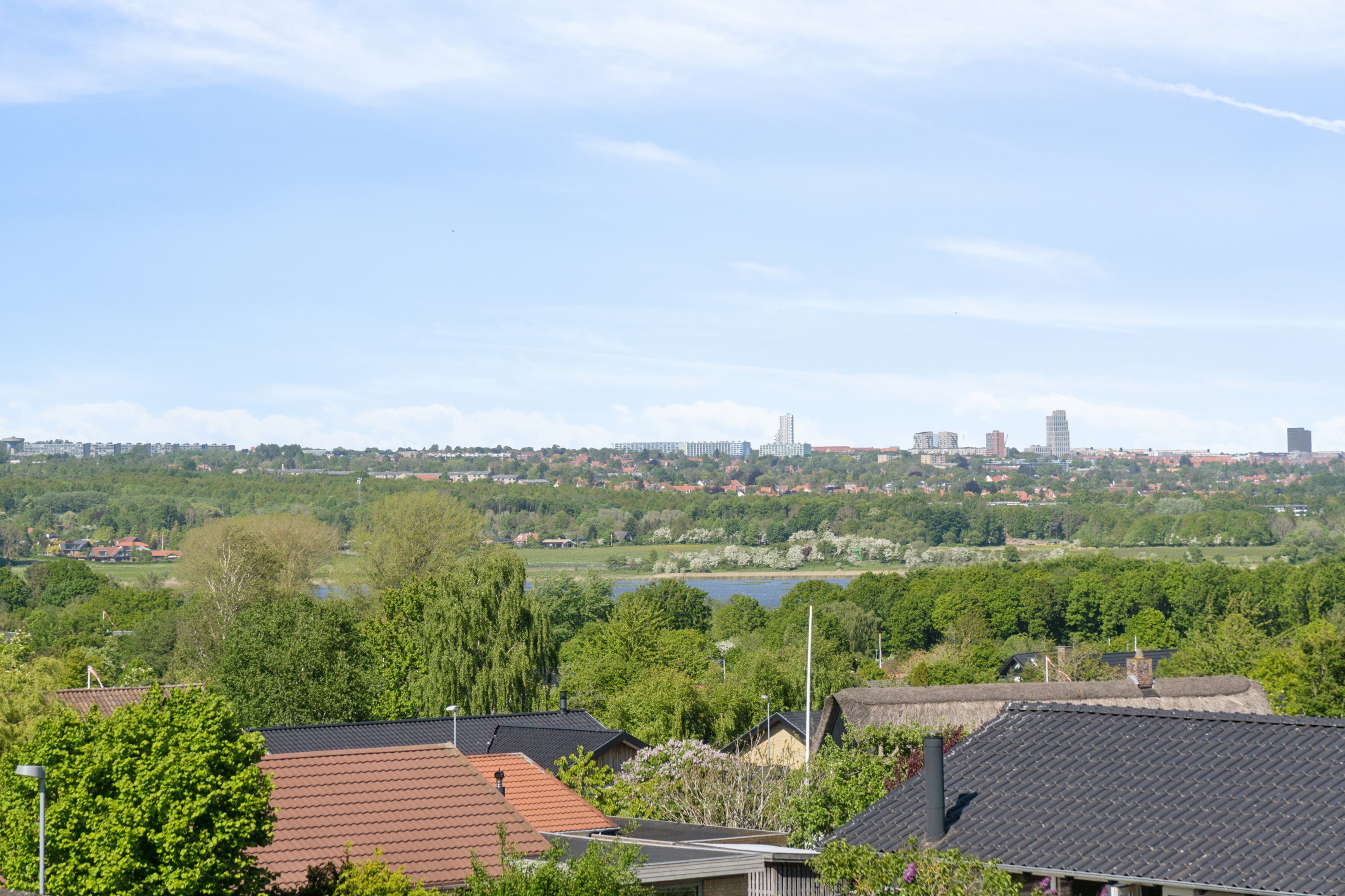 Fremhævet udsigt billede i fuldskærmstilstand. Billede af Rugbjergvej 95, Stavtrup, 8260 Viby J