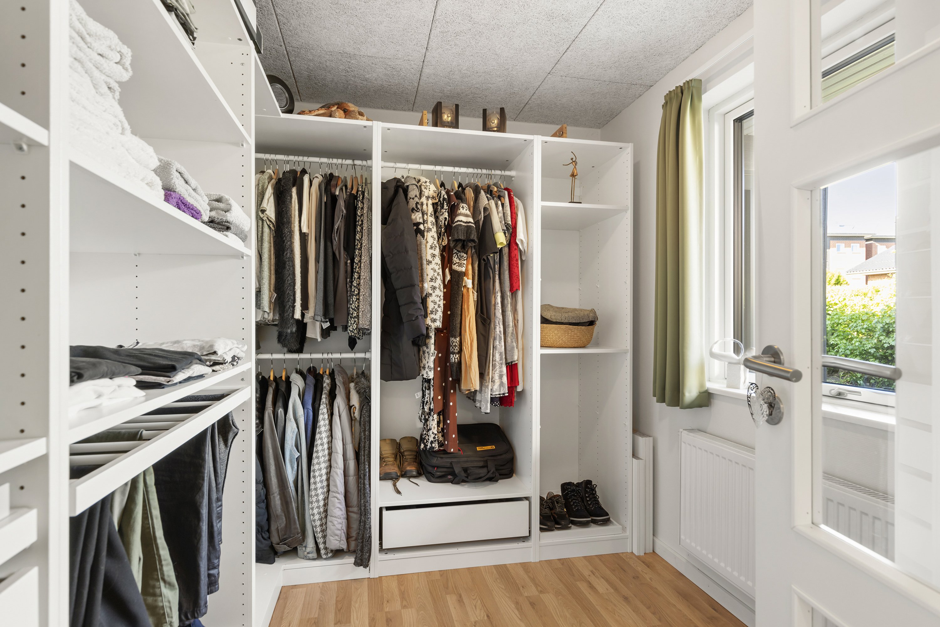 Fremhævet walkin closet billede i fuldskærmstilstand. Billede af Søndervang 10A, 9600 Aars