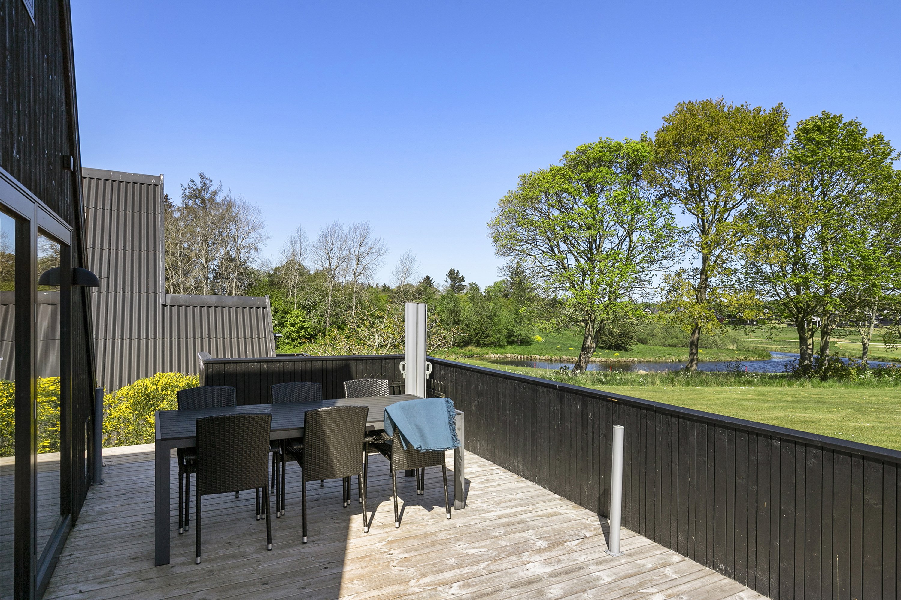Fremhævet terrasse billede i fuldskærmstilstand. Billede af Golfsvinget 300, Gatten, 9640 Farsø