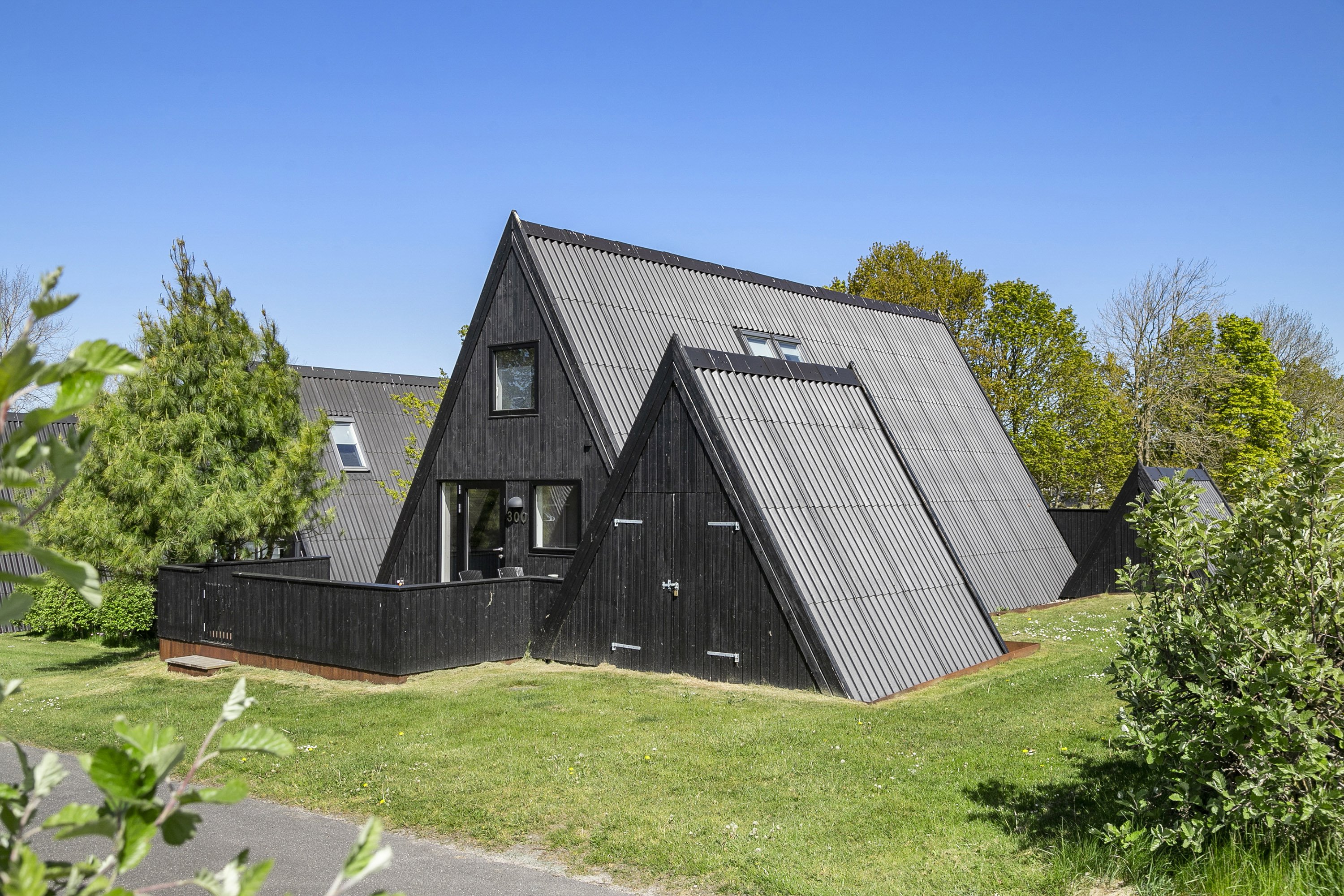 Fremhævet facade billede i fuldskærmstilstand. Billede af Golfsvinget 300, Gatten, 9640 Farsø