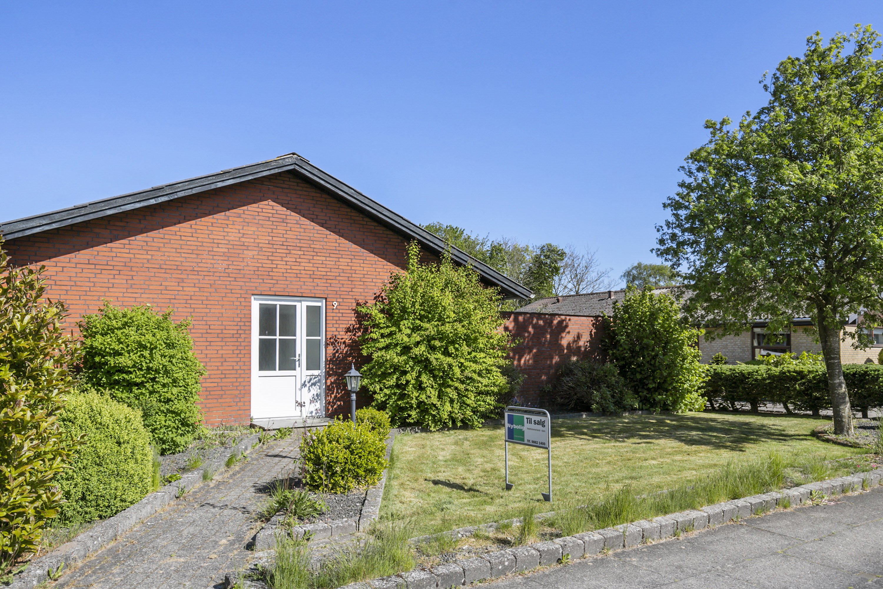 Fremhævet indgangsparti billede i fuldskærmstilstand. Billede af Nygade 9, Østrup, 9600 Aars
