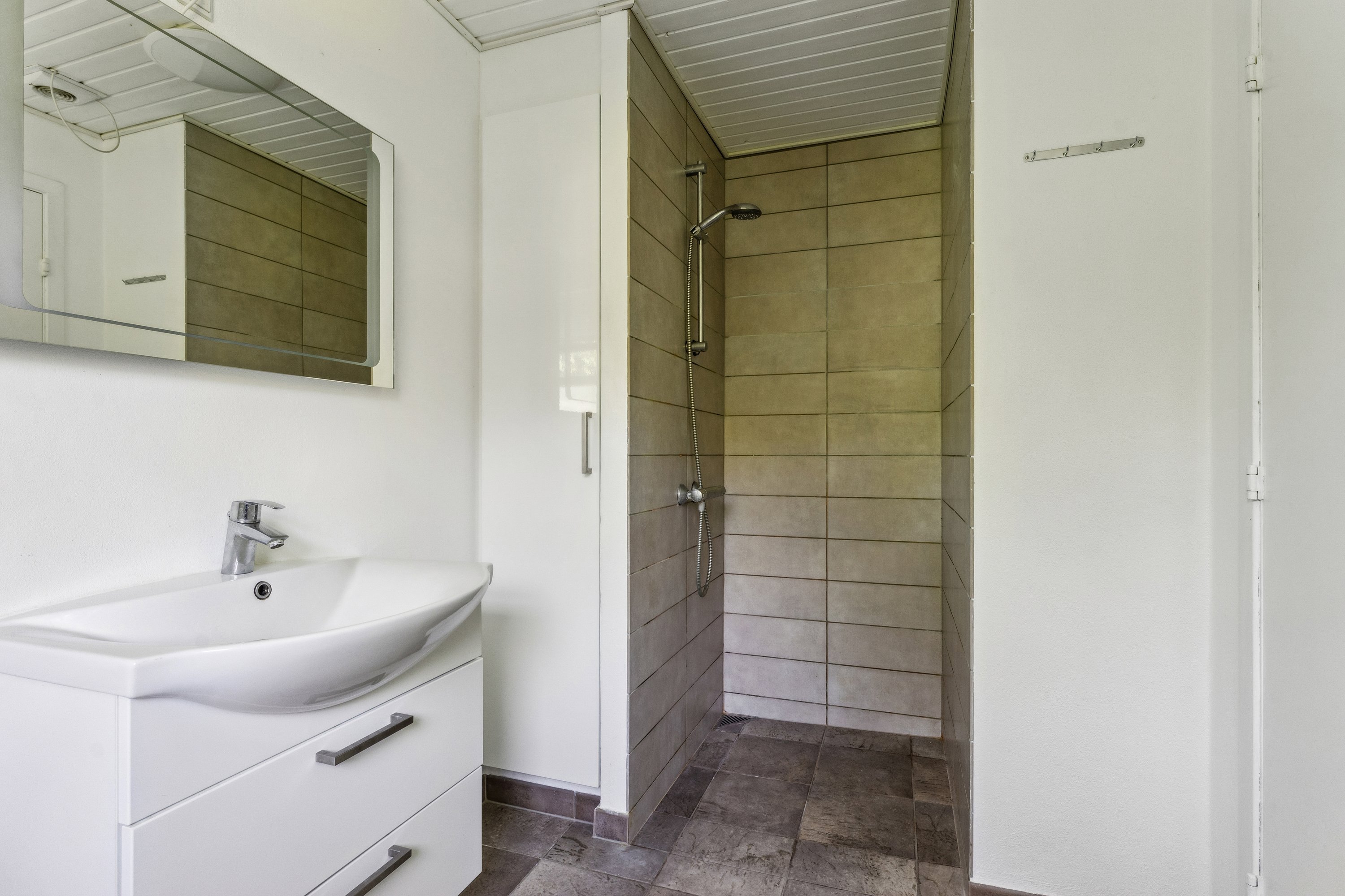 Fremhævet badeværelse billede i fuldskærmstilstand. Billede af Sofienlundparken 12A, 8860 Ulstrup