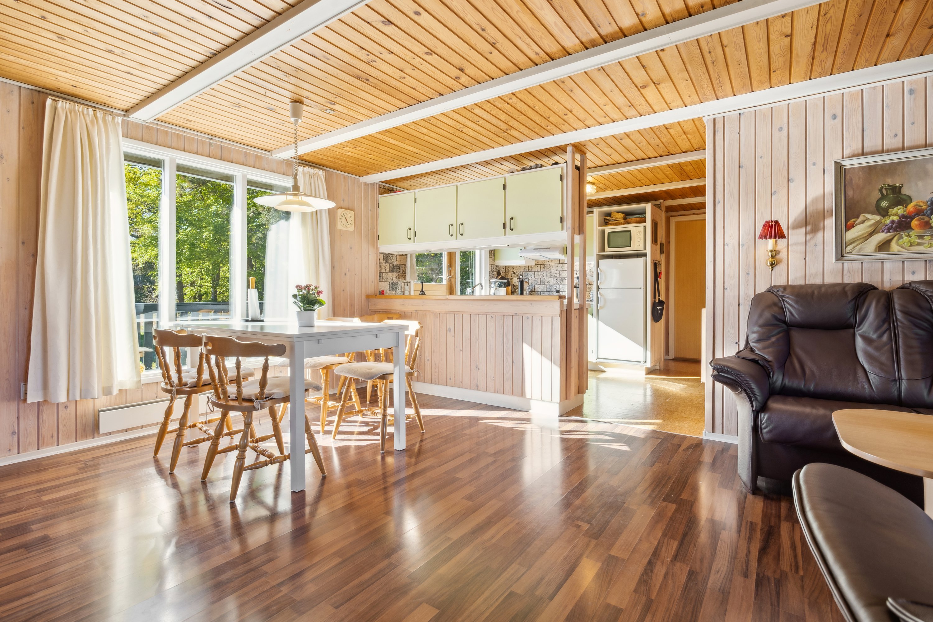 Fremhævet stue billede i fuldskærmstilstand. Billede af Kongevejen 24, 9370 Hals