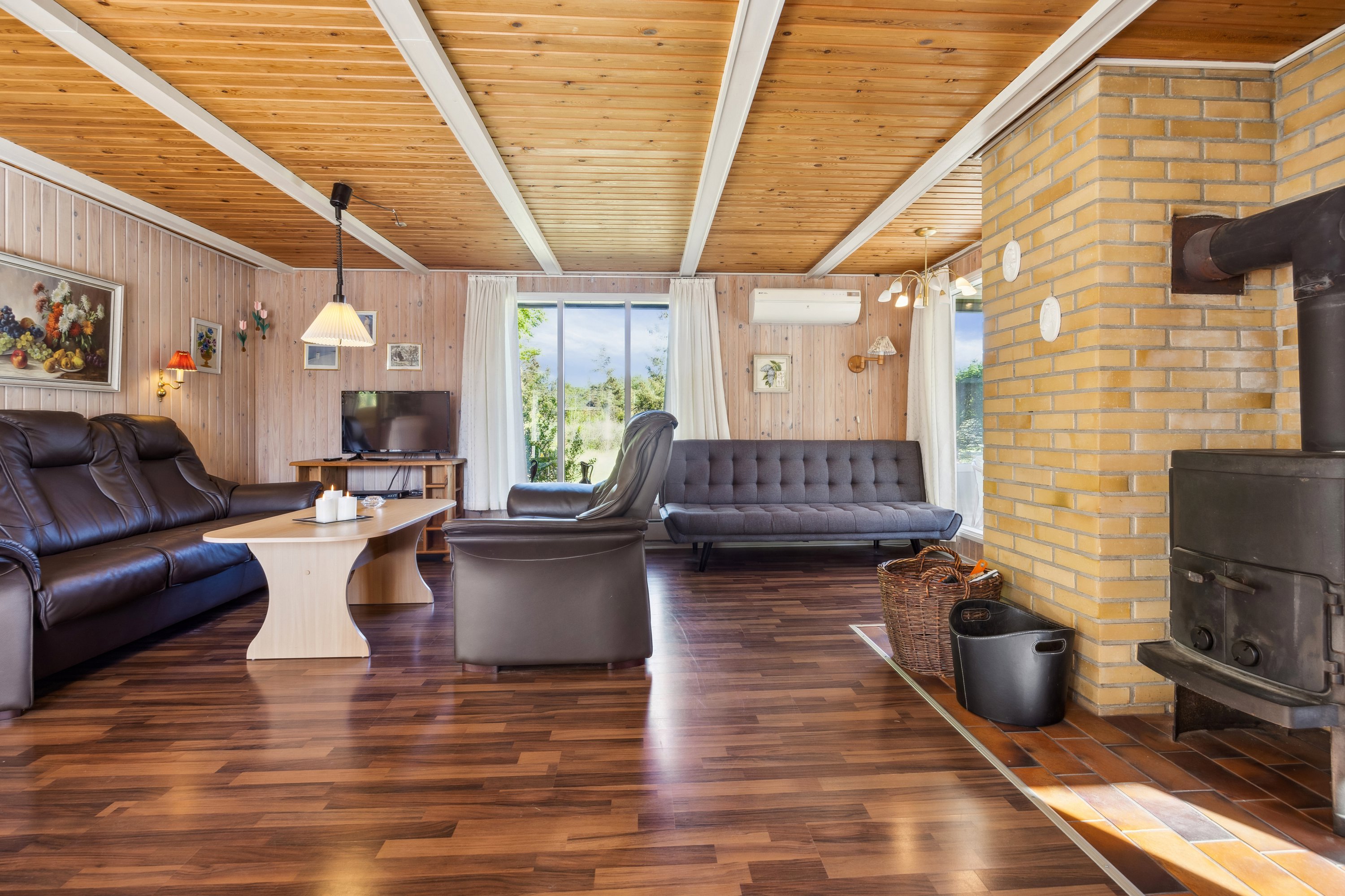 Fremhævet stue billede i fuldskærmstilstand. Billede af Kongevejen 24, 9370 Hals