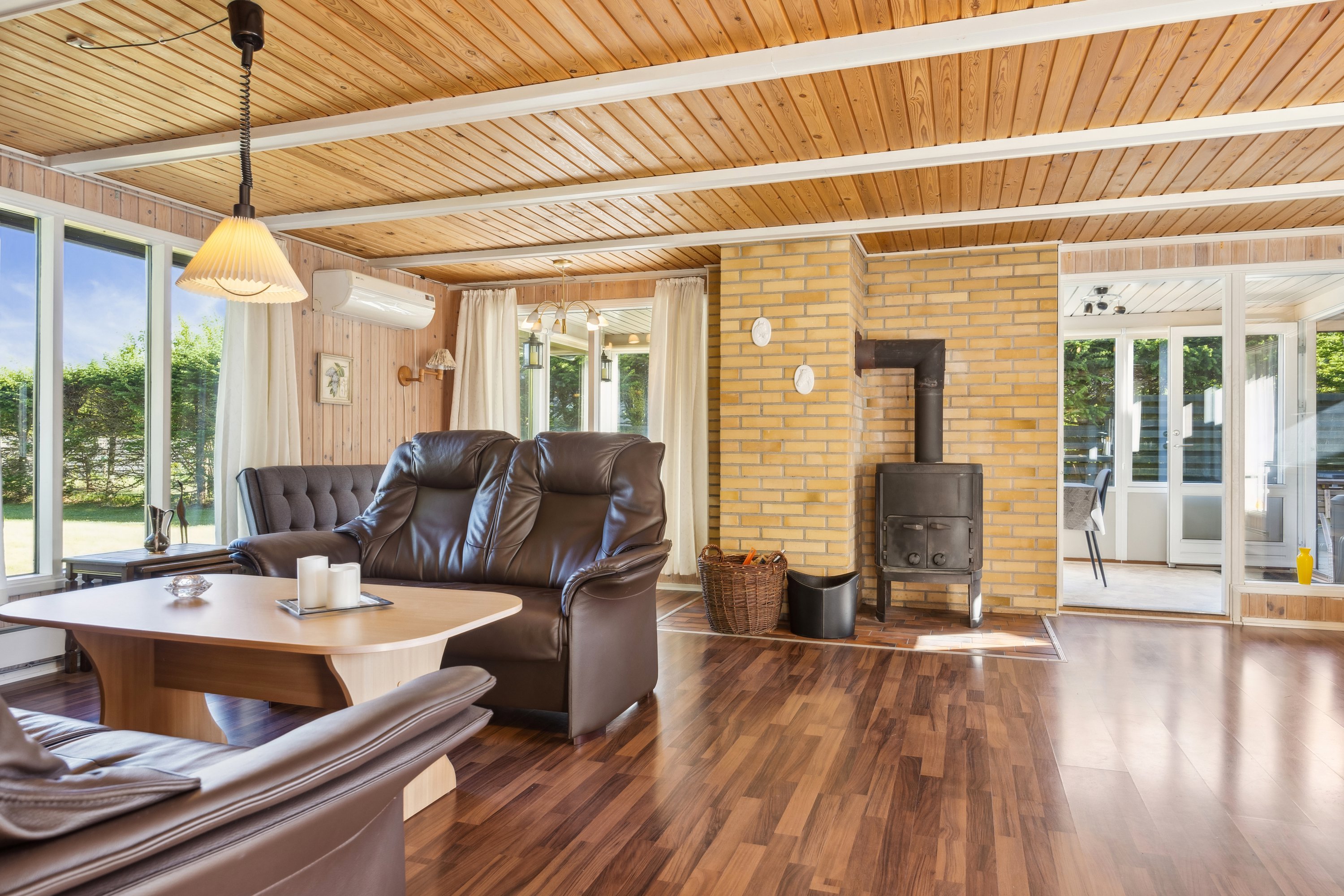 Fremhævet stue billede i fuldskærmstilstand. Billede af Kongevejen 24, 9370 Hals