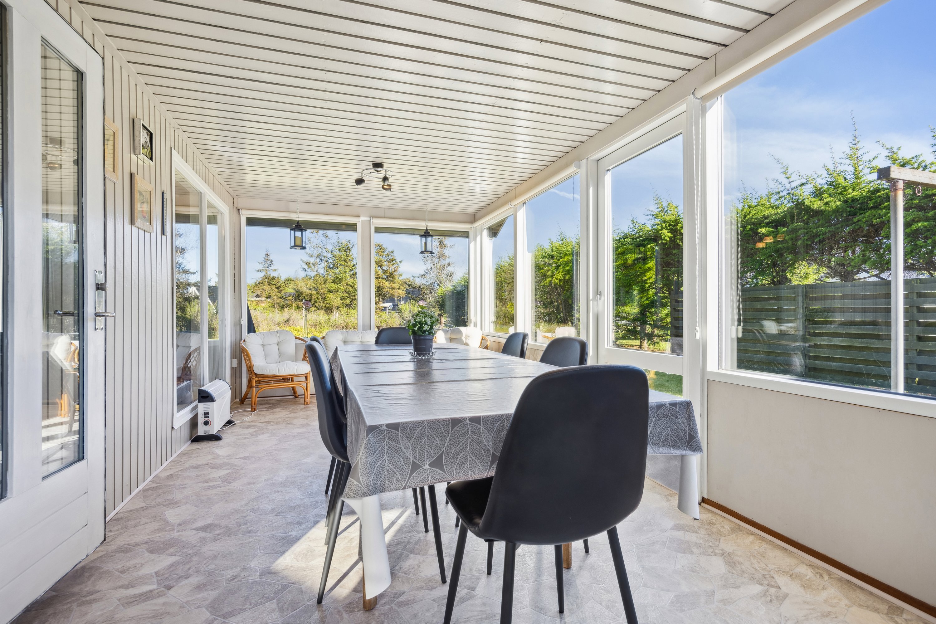 Fremhævet udestue billede i fuldskærmstilstand. Billede af Kongevejen 24, 9370 Hals