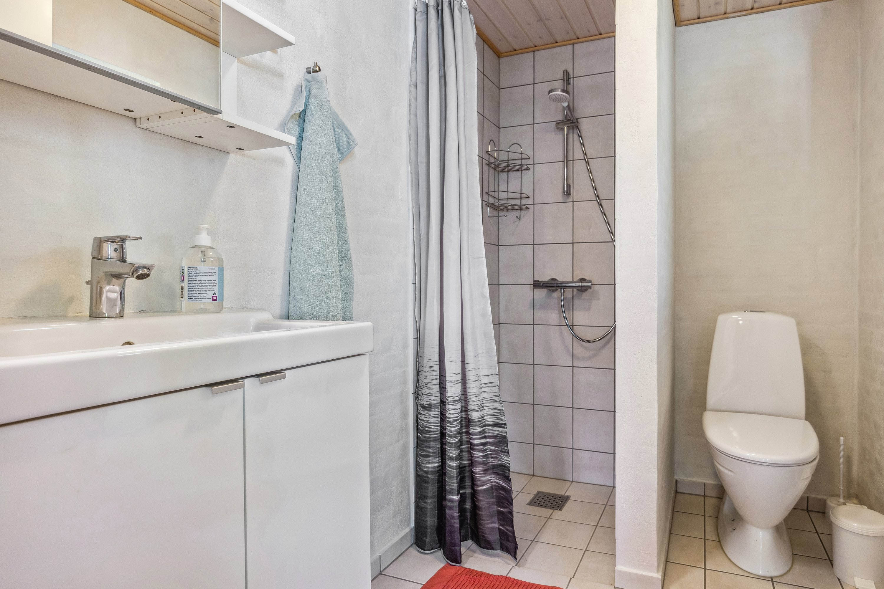 Fremhævet badeværelse billede i fuldskærmstilstand. Billede af Kongevejen 24, 9370 Hals