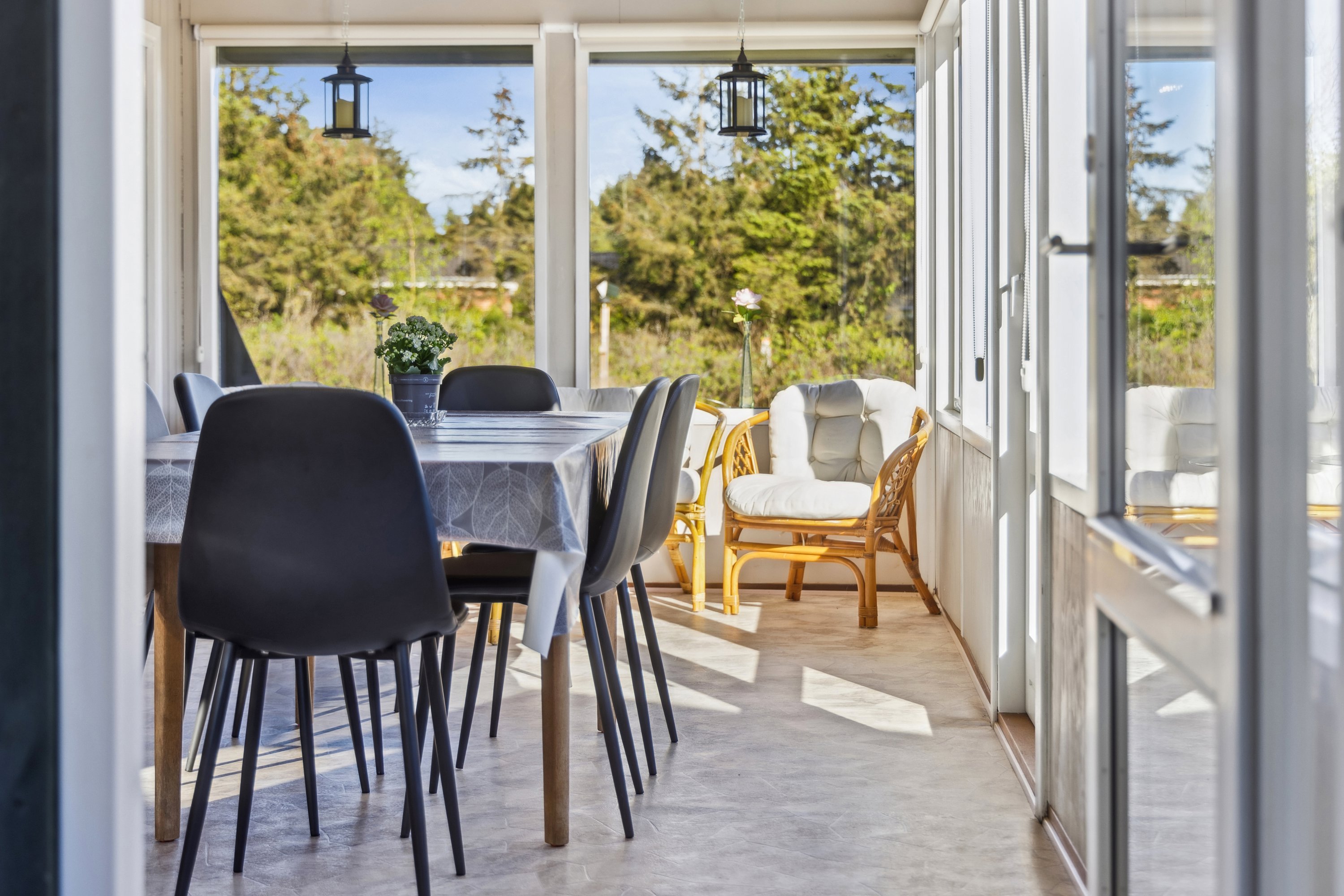 Fremhævet stue billede i fuldskærmstilstand. Billede af Kongevejen 24, 9370 Hals