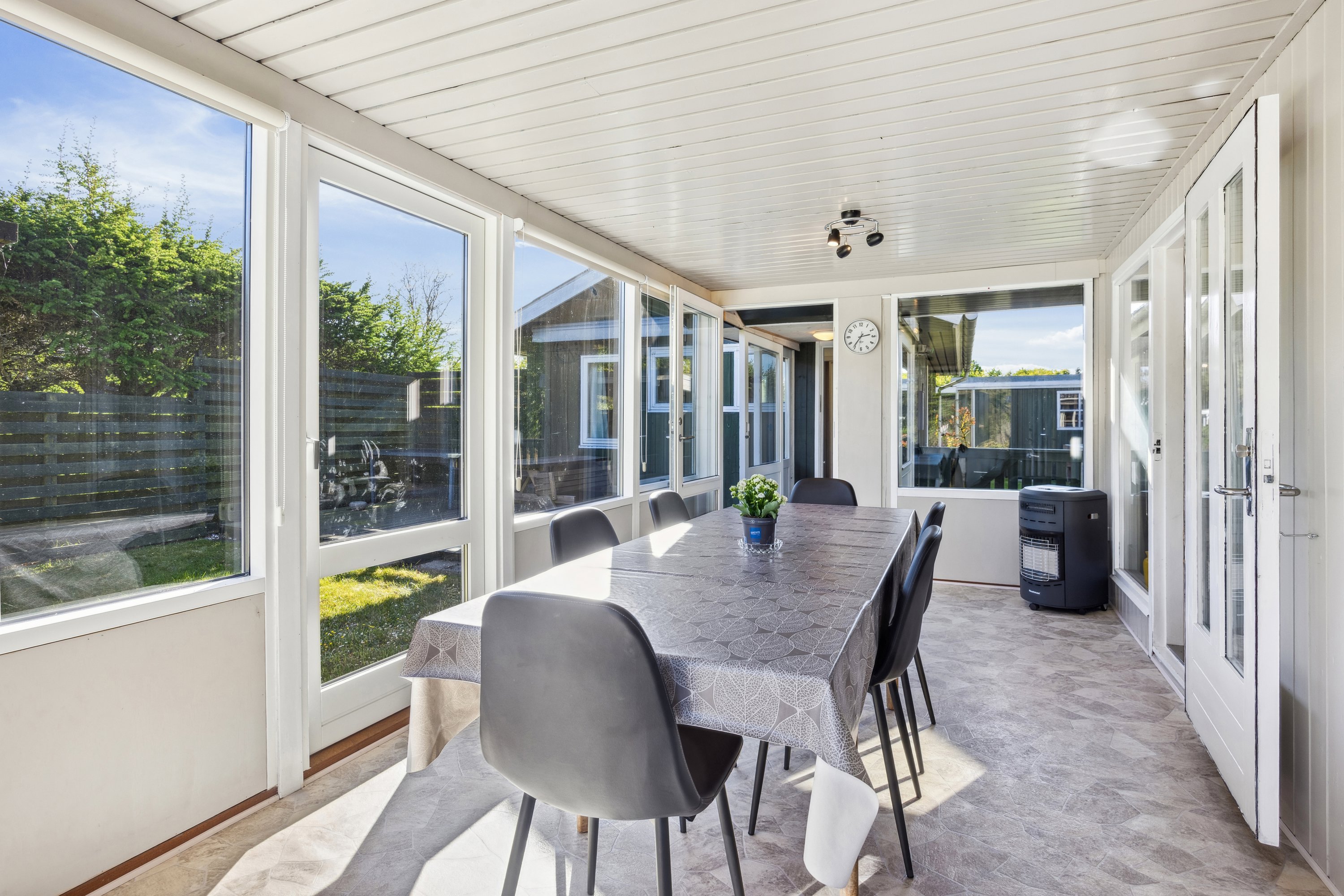 Fremhævet udestue billede i fuldskærmstilstand. Billede af Kongevejen 24, 9370 Hals