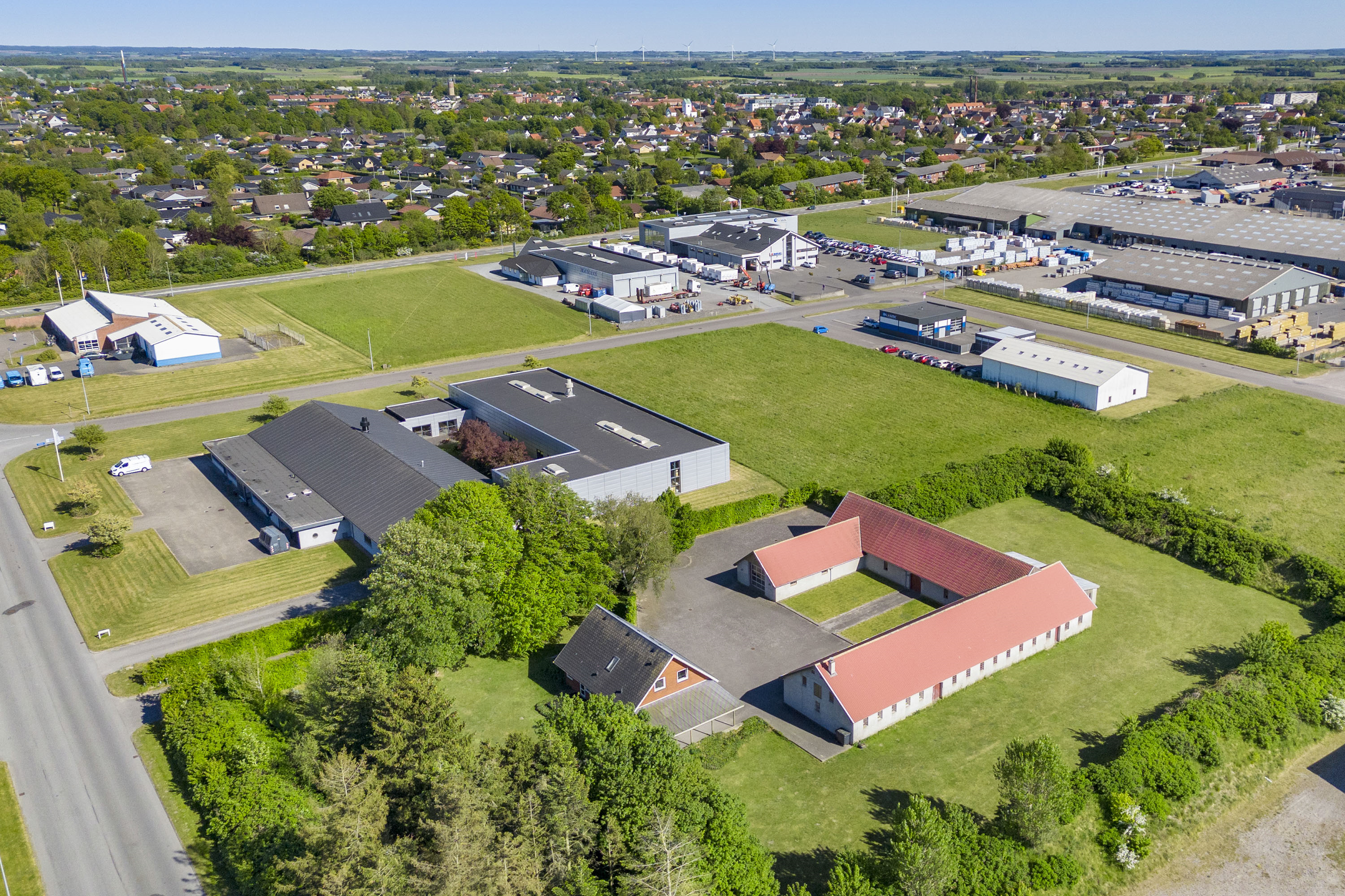 Fremhævet luftfoto billede i fuldskærmstilstand. Billede af Industrivej 47, 9600 Aars