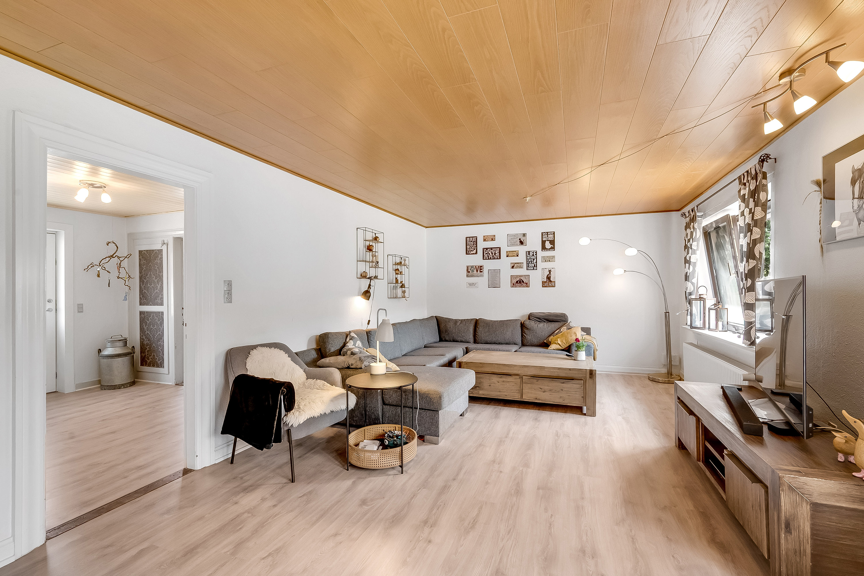 Fremhævet stue billede i fuldskærmstilstand. Billede af Brejningvej 52, Højbo Finderup, 6900 Skjern