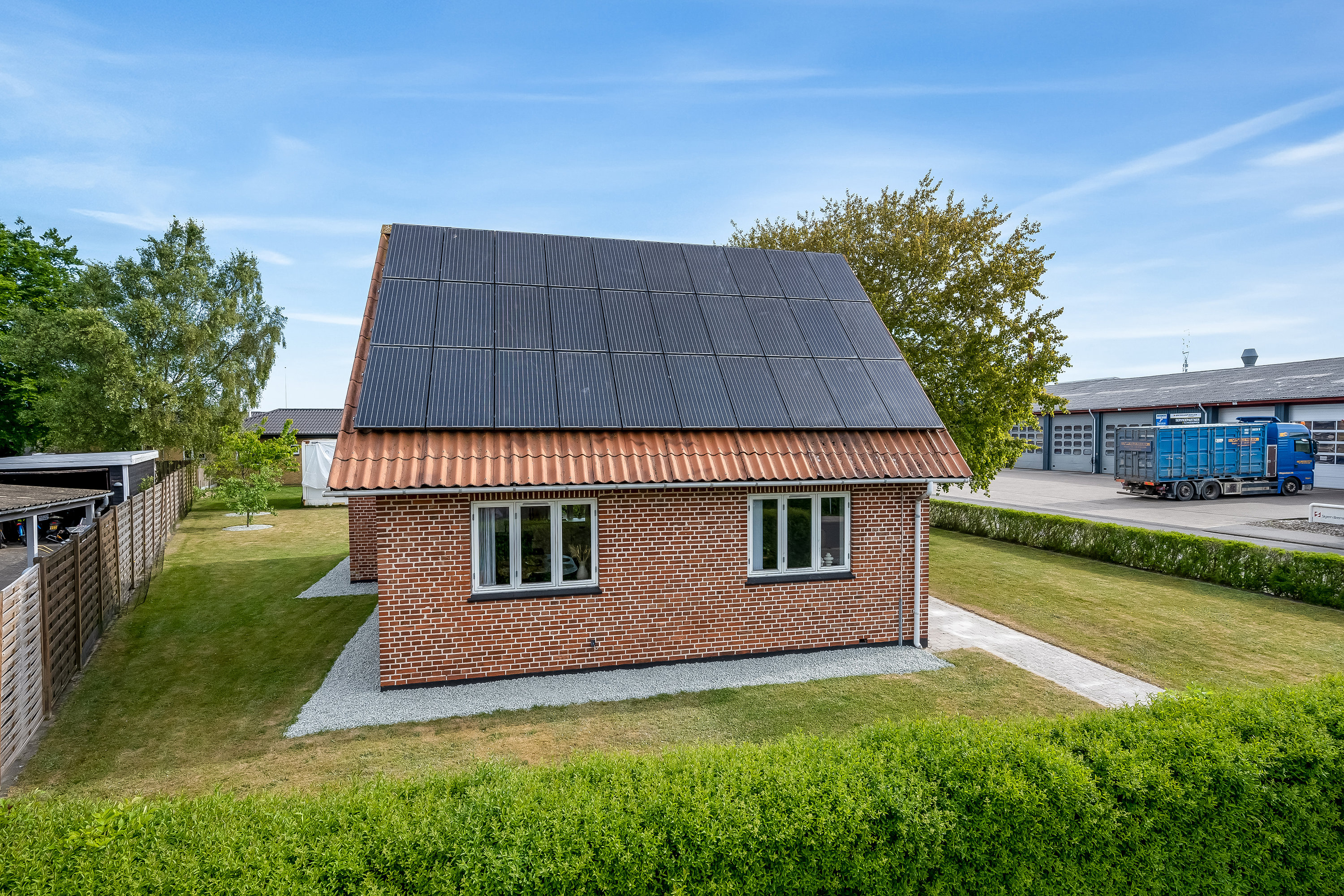 Fremhævet facade billede i fuldskærmstilstand. Billede af Svinget 16, 6900 Skjern