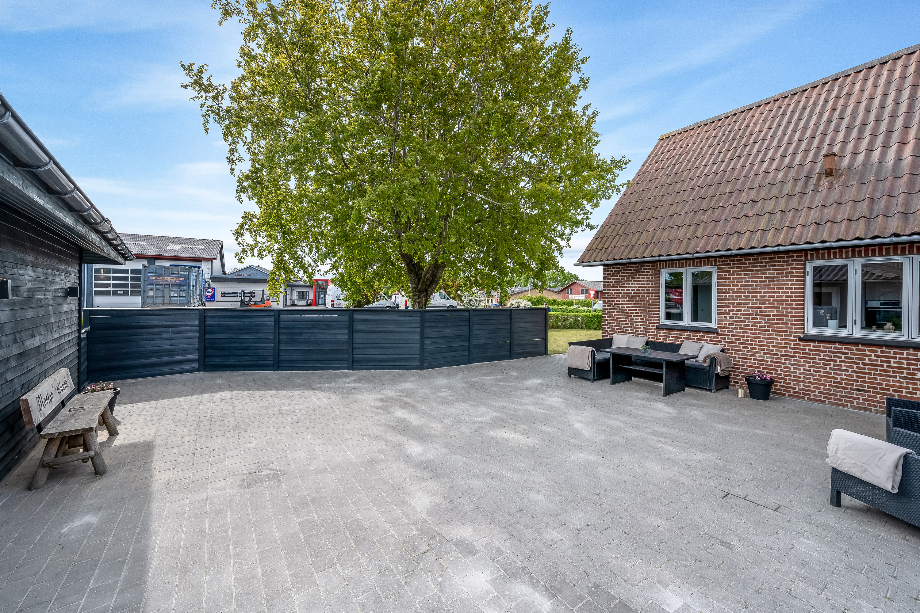 Fremhævet hyggelig gårdhave  billede i fuldskærmstilstand. Billede af Svinget 16, 6900 Skjern