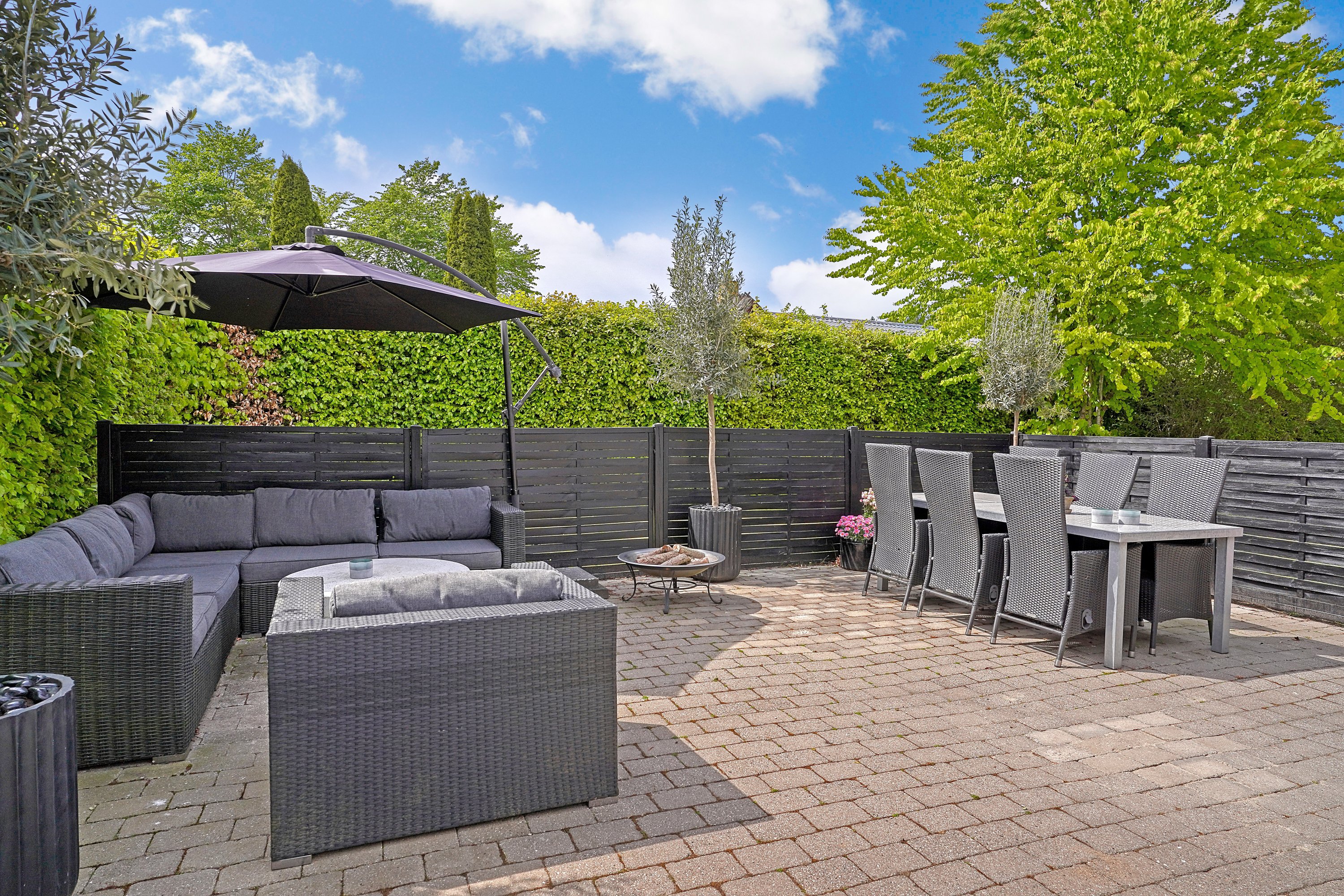 Fremhævet terrasse billede i fuldskærmstilstand. Billede af Bregnerød Byvej 15B, 3520 Farum