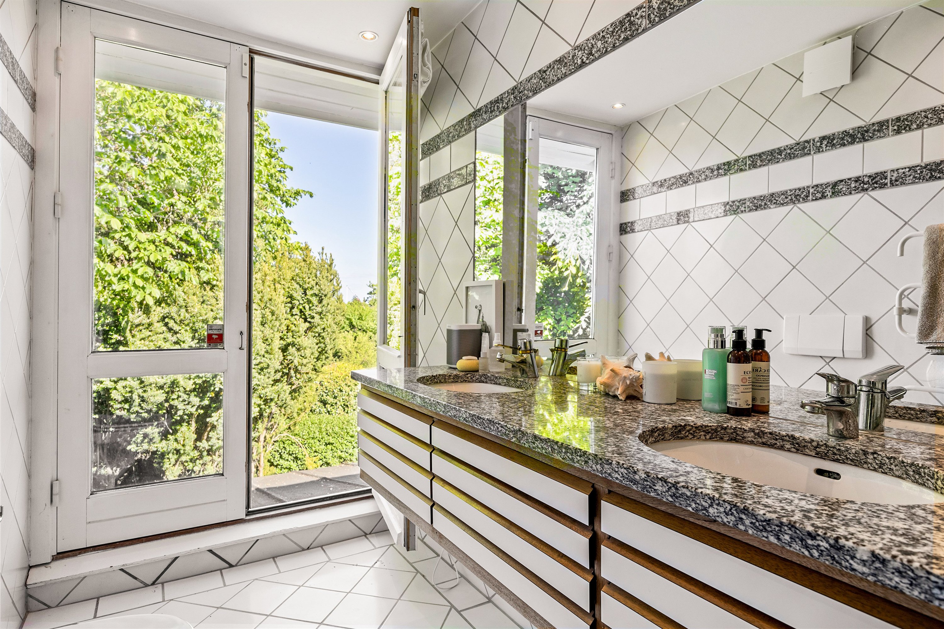 Fremhævet andet billede i fuldskærmstilstand. Billede af Jægersborg Alle 136, 2820 Gentofte