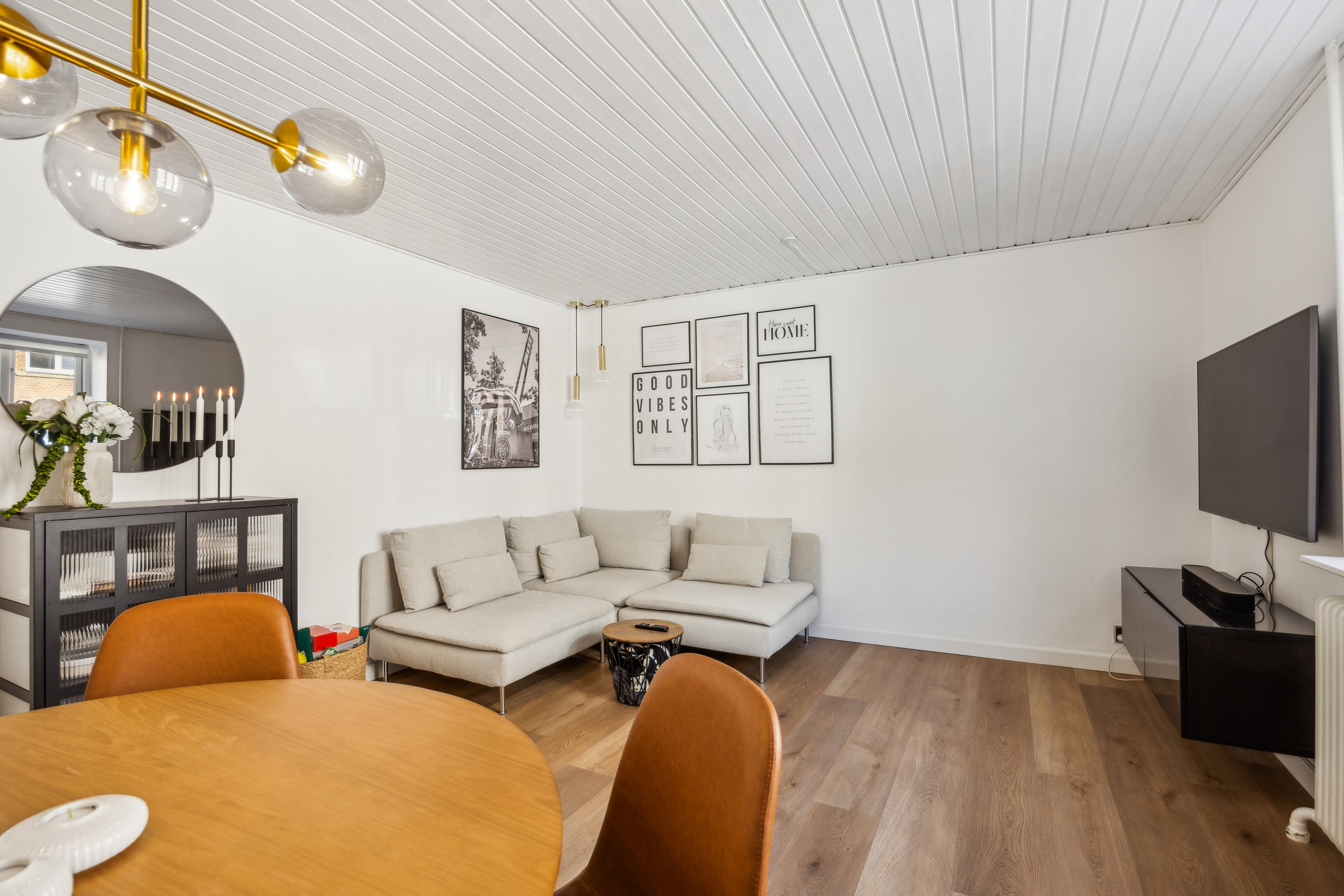 Fremhævet stue billede i fuldskærmstilstand. Billede af Herluf Trolles Gade 1, st.. th., 9000 Aalborg