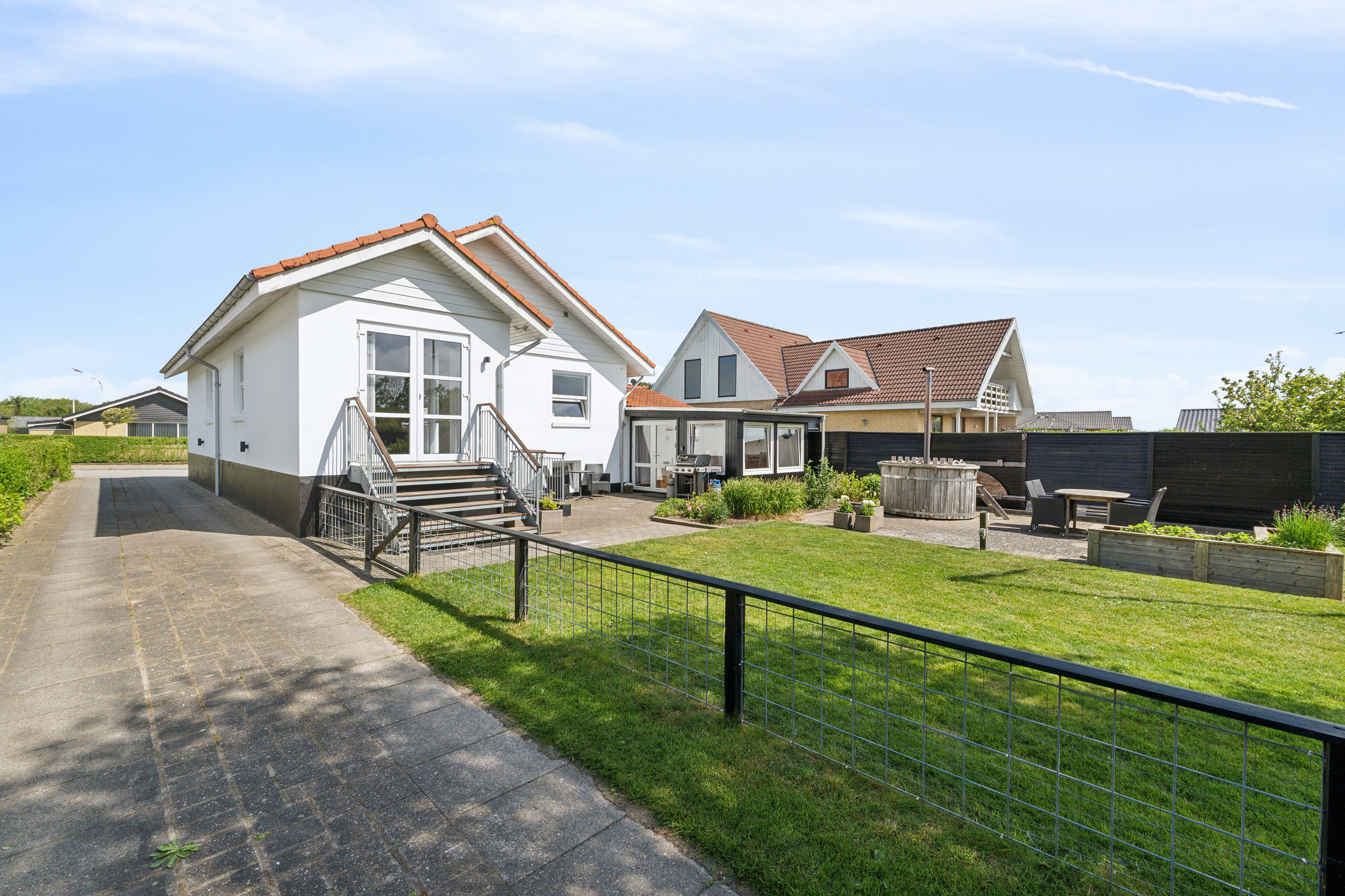 Fremhævet set fra vejen billede i fuldskærmstilstand. Billede af Østre Alle 70, 9800 Hjørring