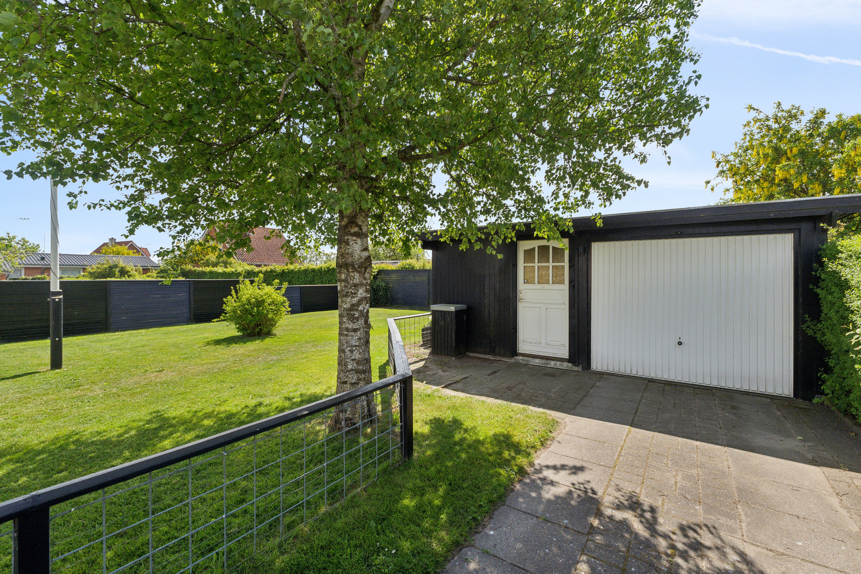 Fremhævet set fra vejen billede i fuldskærmstilstand. Billede af Østre Alle 70, 9800 Hjørring