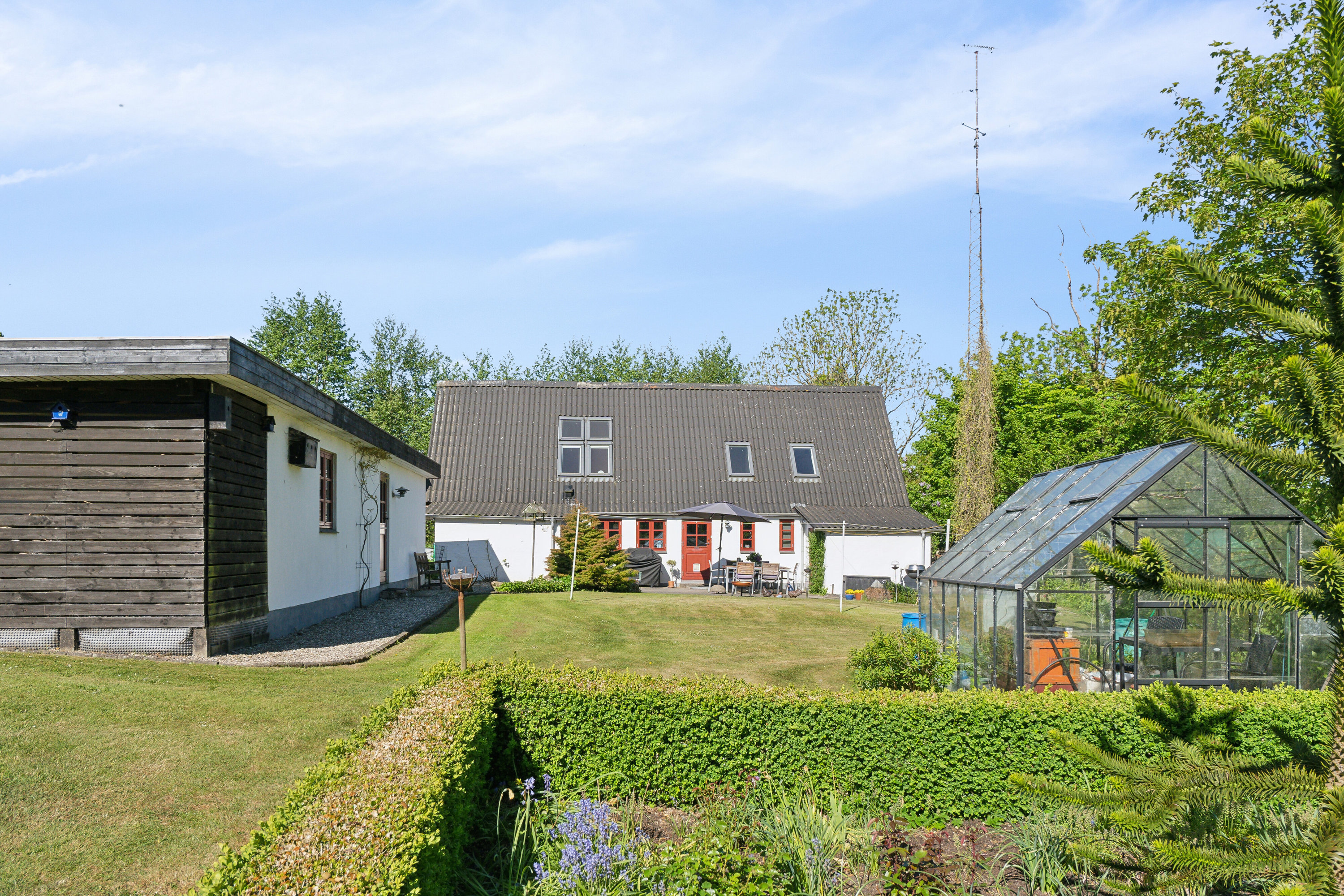 Fremhævet set fra haven billede i fuldskærmstilstand. Billede af Kirkevej 14, 5892 Gudbjerg Sydfyn
