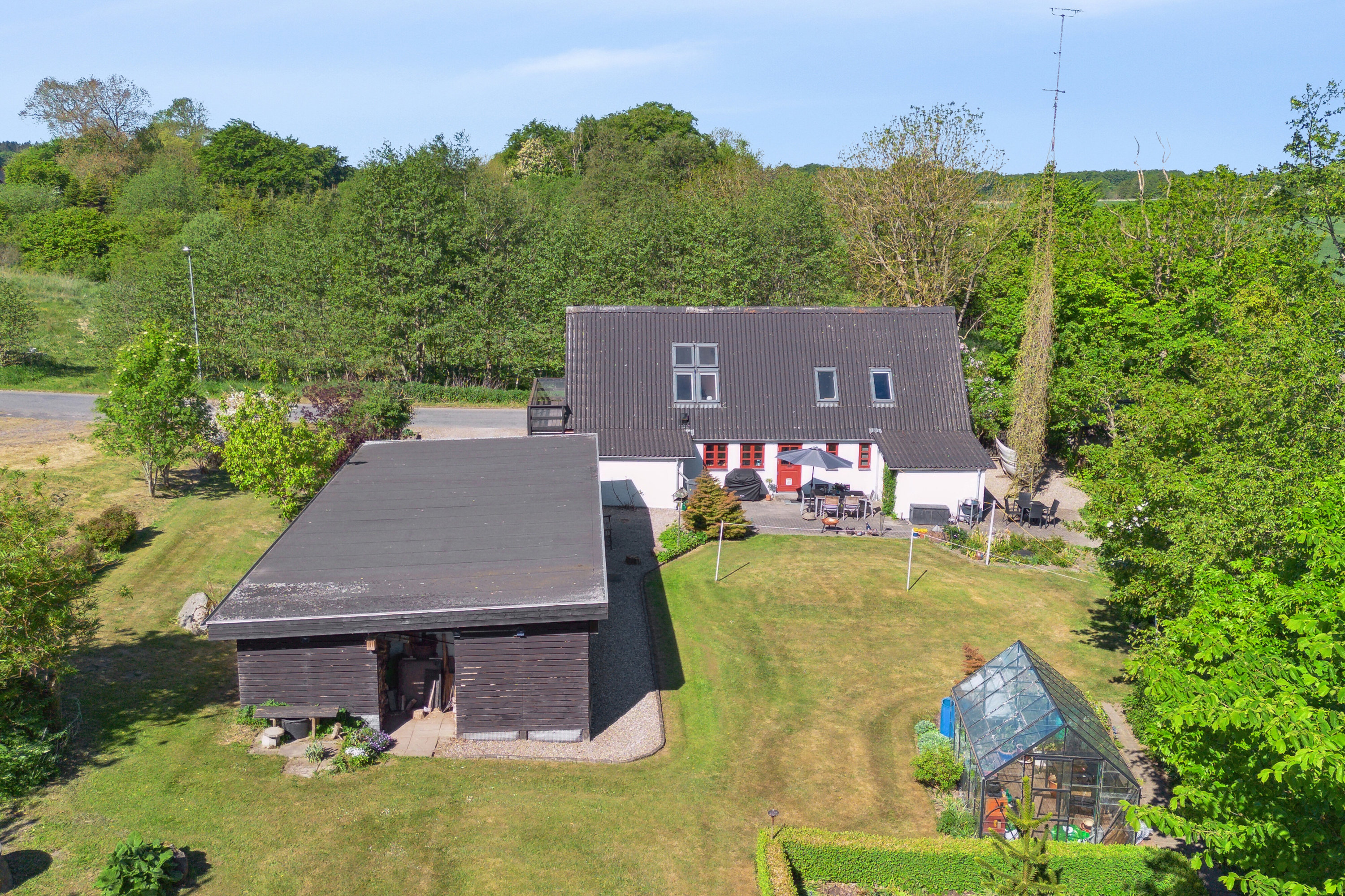 Fremhævet set fra haven billede i fuldskærmstilstand. Billede af Kirkevej 14, 5892 Gudbjerg Sydfyn
