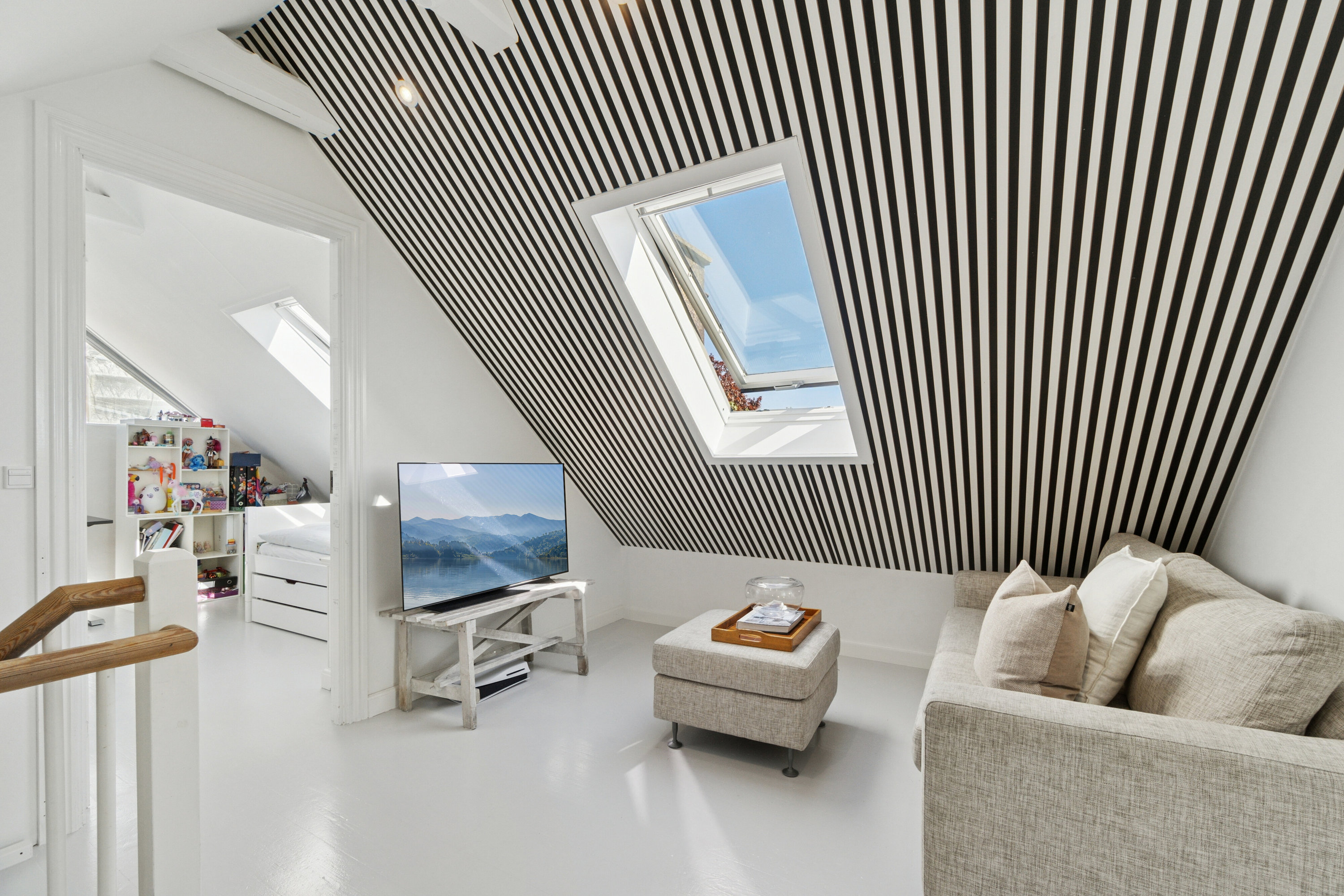 Fremhævet stue billede i fuldskærmstilstand. Billede af Svend Dyrings Vej 12, 2300 København S