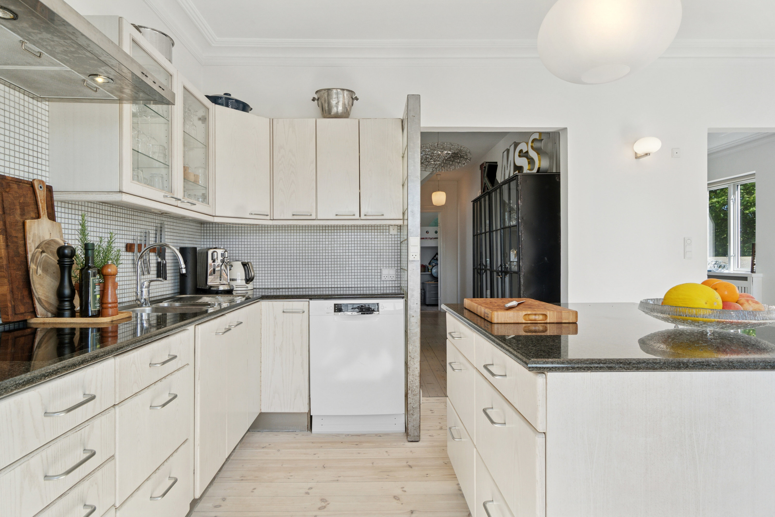 Fremhævet køkken billede i fuldskærmstilstand. Billede af Svend Dyrings Vej 12, 2300 København S