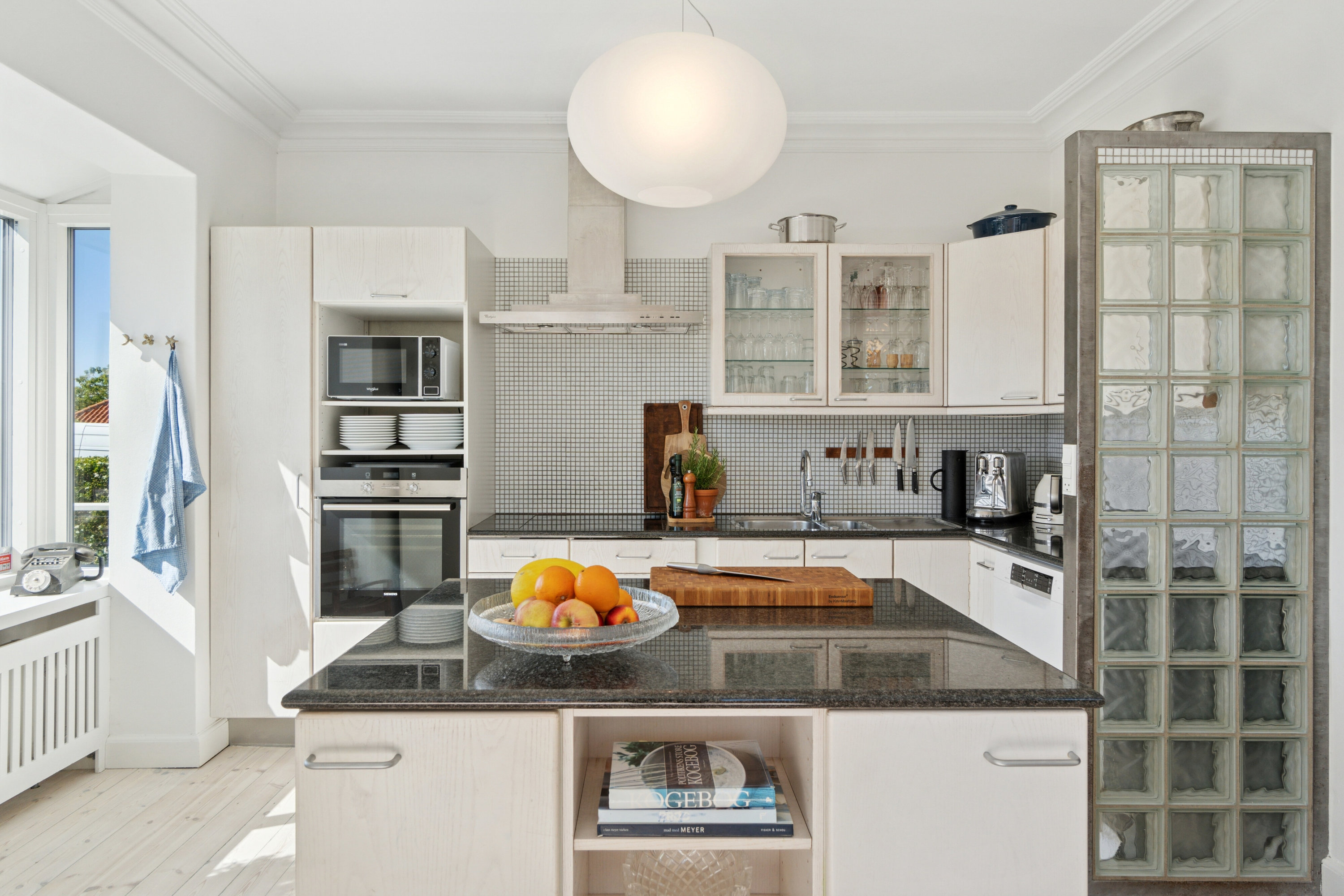 Fremhævet køkken billede i fuldskærmstilstand. Billede af Svend Dyrings Vej 12, 2300 København S