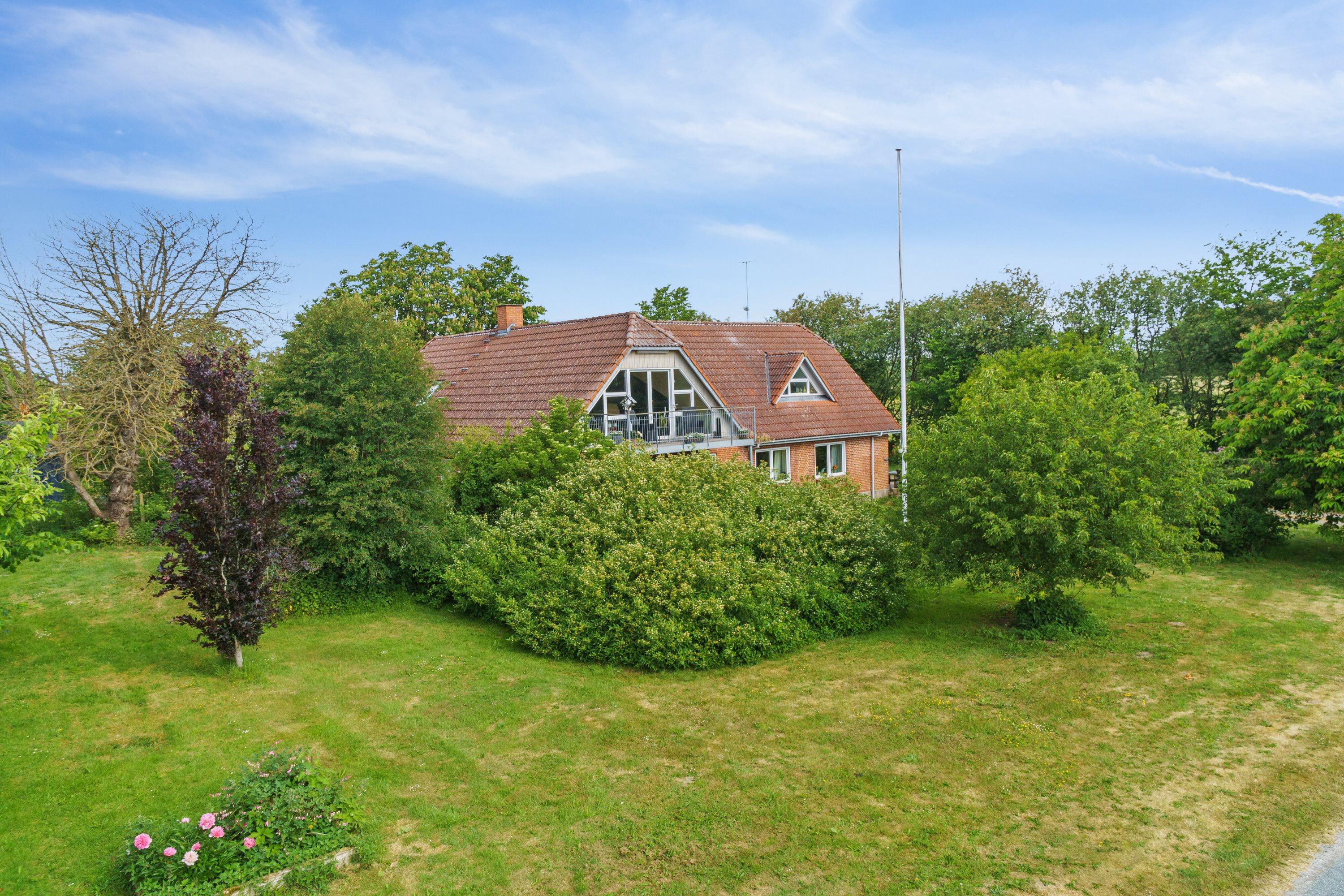 Fremhævet udendørs billede i fuldskærmstilstand. Billede af Kirkebakken 12, Sdr Vinge, 8860 Ulstrup