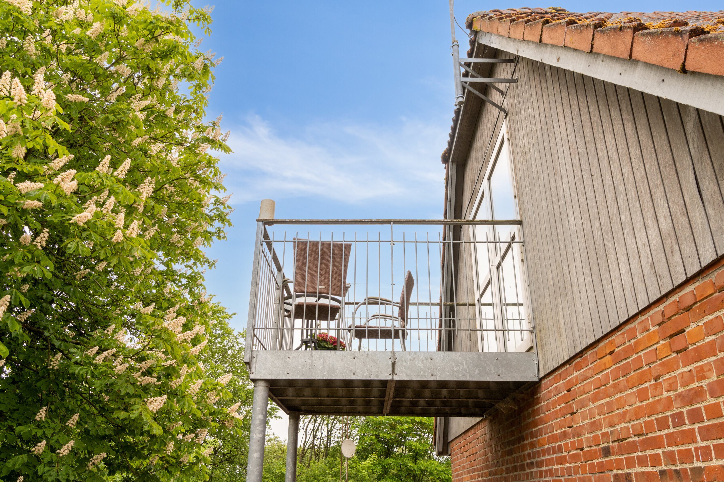 Fremhævet udendørs billede i fuldskærmstilstand. Billede af Kirkebakken 12, Sdr Vinge, 8860 Ulstrup