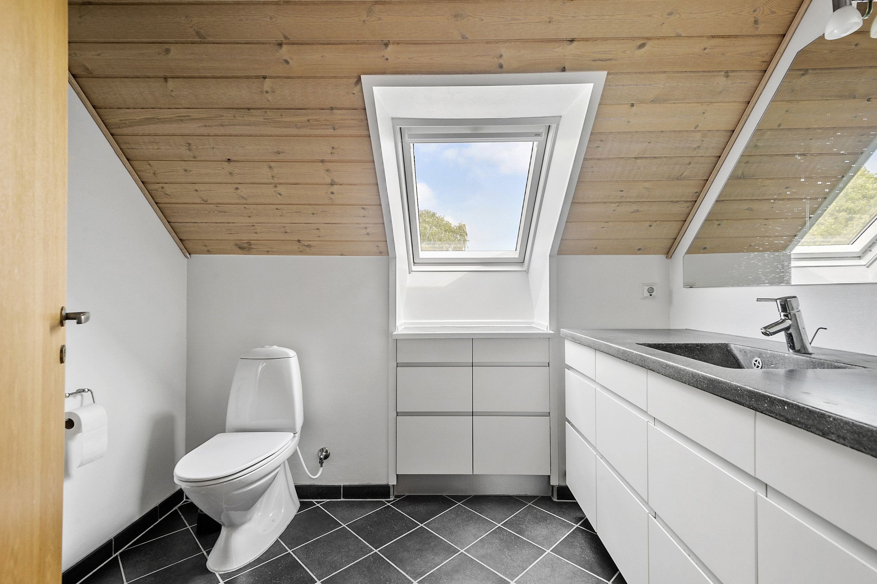 Fremhævet badeværelse billede i fuldskærmstilstand. Billede af Tremhøjevej 27, 6731 Tjæreborg