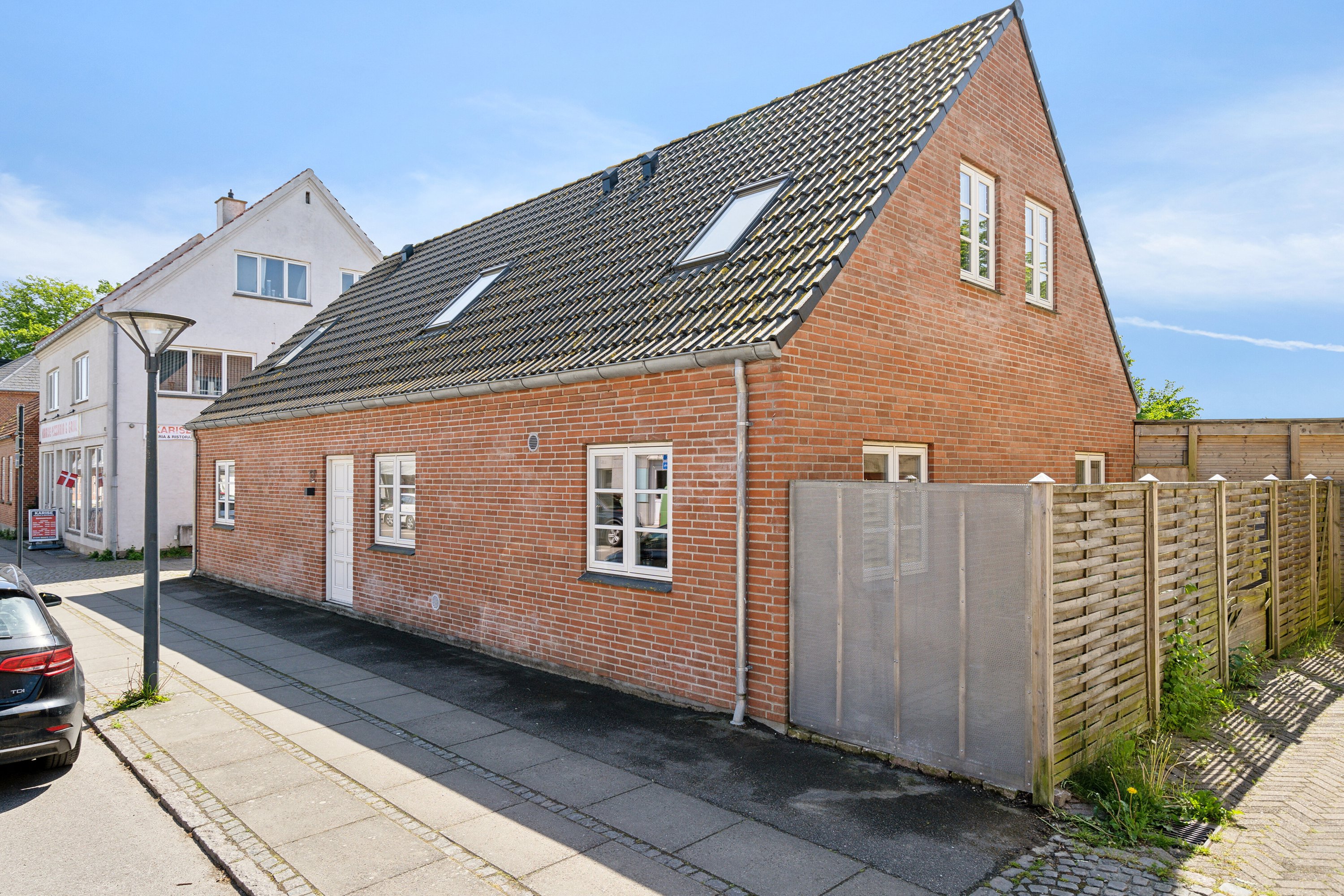 Fremhævet set fra vejen billede i fuldskærmstilstand. Billede af Bredgade 12, 4653 Karise