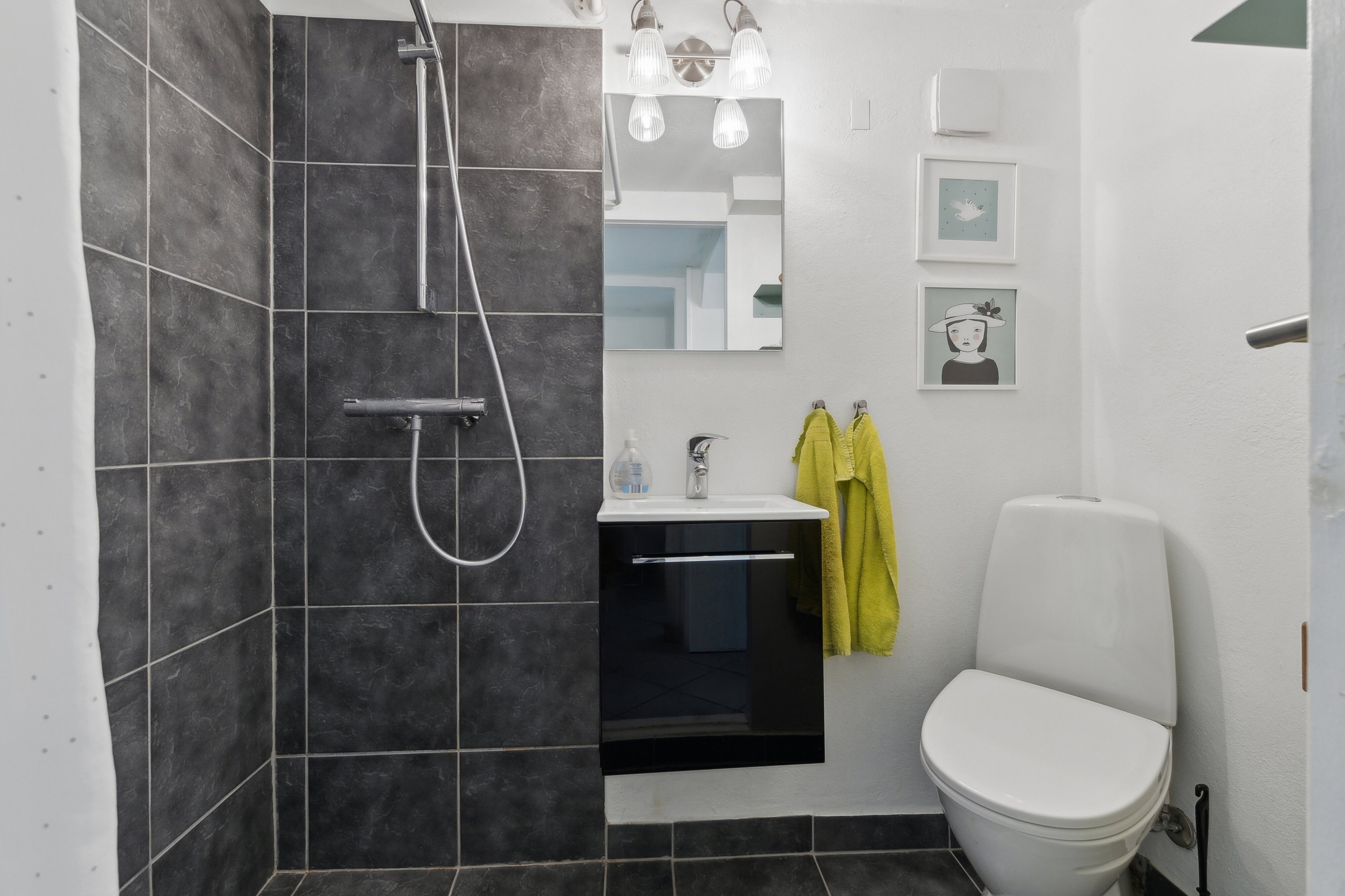 Fremhævet badeværelse billede i fuldskærmstilstand. Billede af Byvangen 3, 7700 Thisted