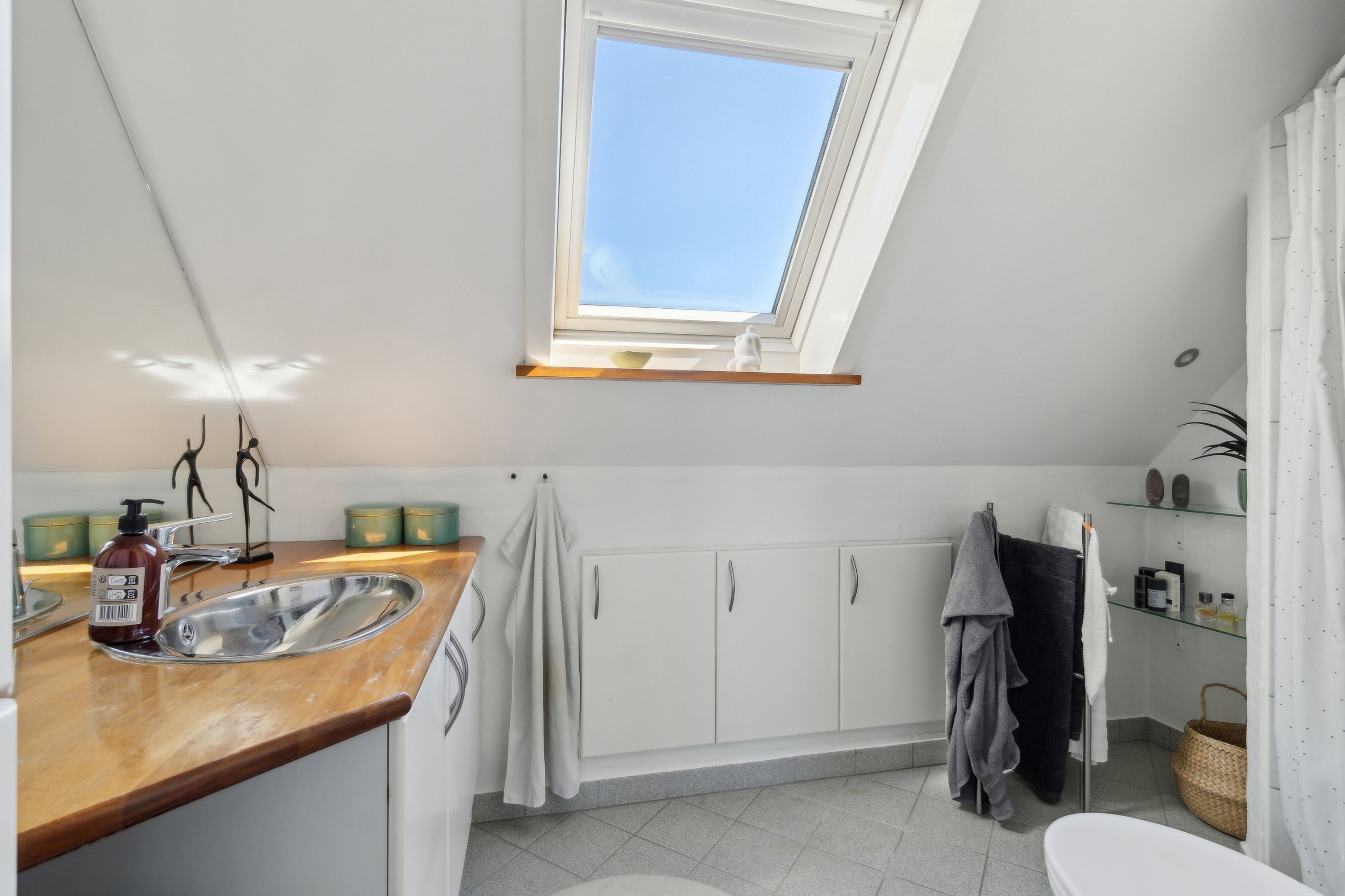 Fremhævet badeværelse billede i fuldskærmstilstand. Billede af Byvangen 3, 7700 Thisted