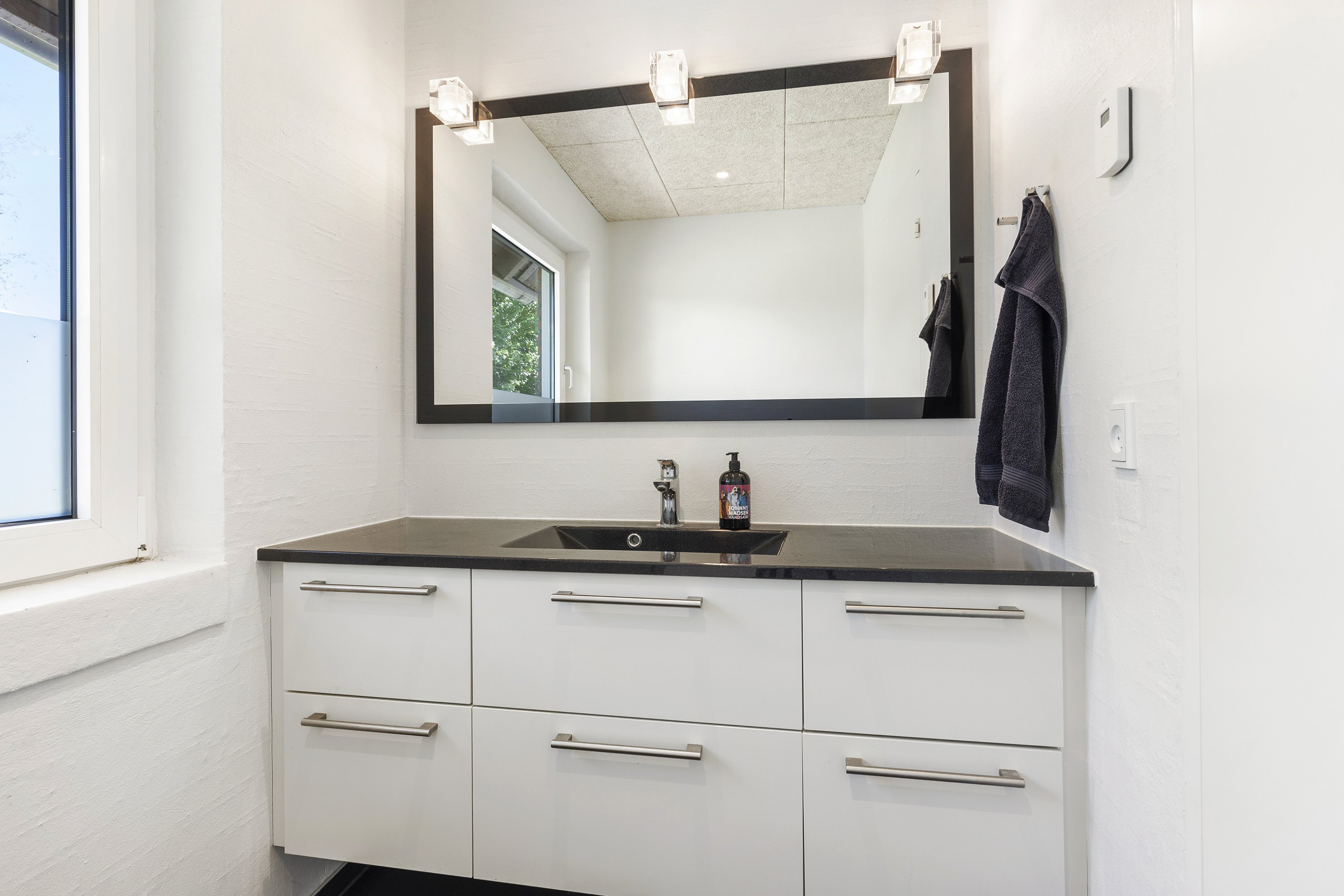 Fremhævet toilet billede i fuldskærmstilstand. Billede af Industrivej 47, 9600 Aars