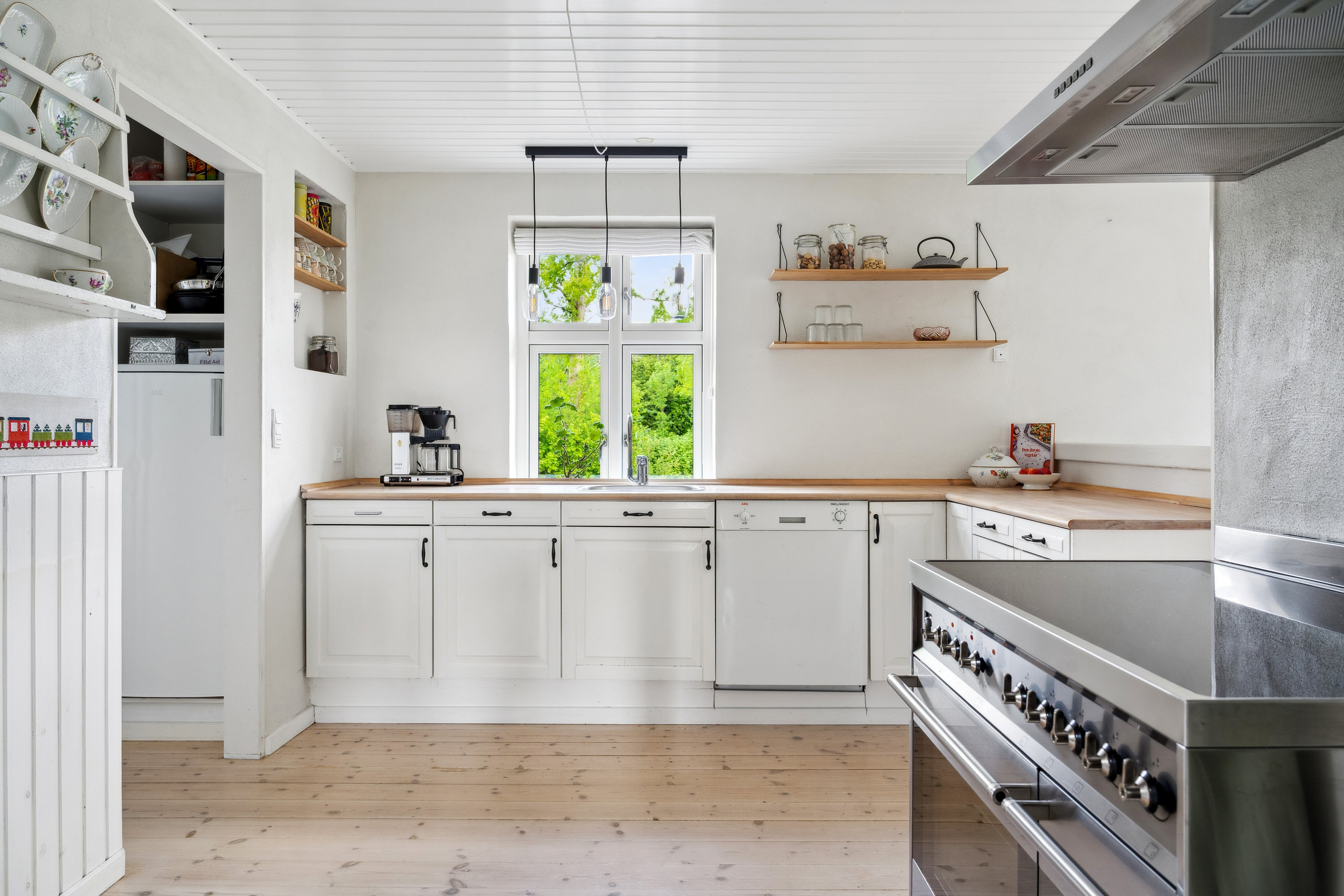 Fremhævet køkken billede i fuldskærmstilstand. Billede af Strandvej 1, 9560 Hadsund