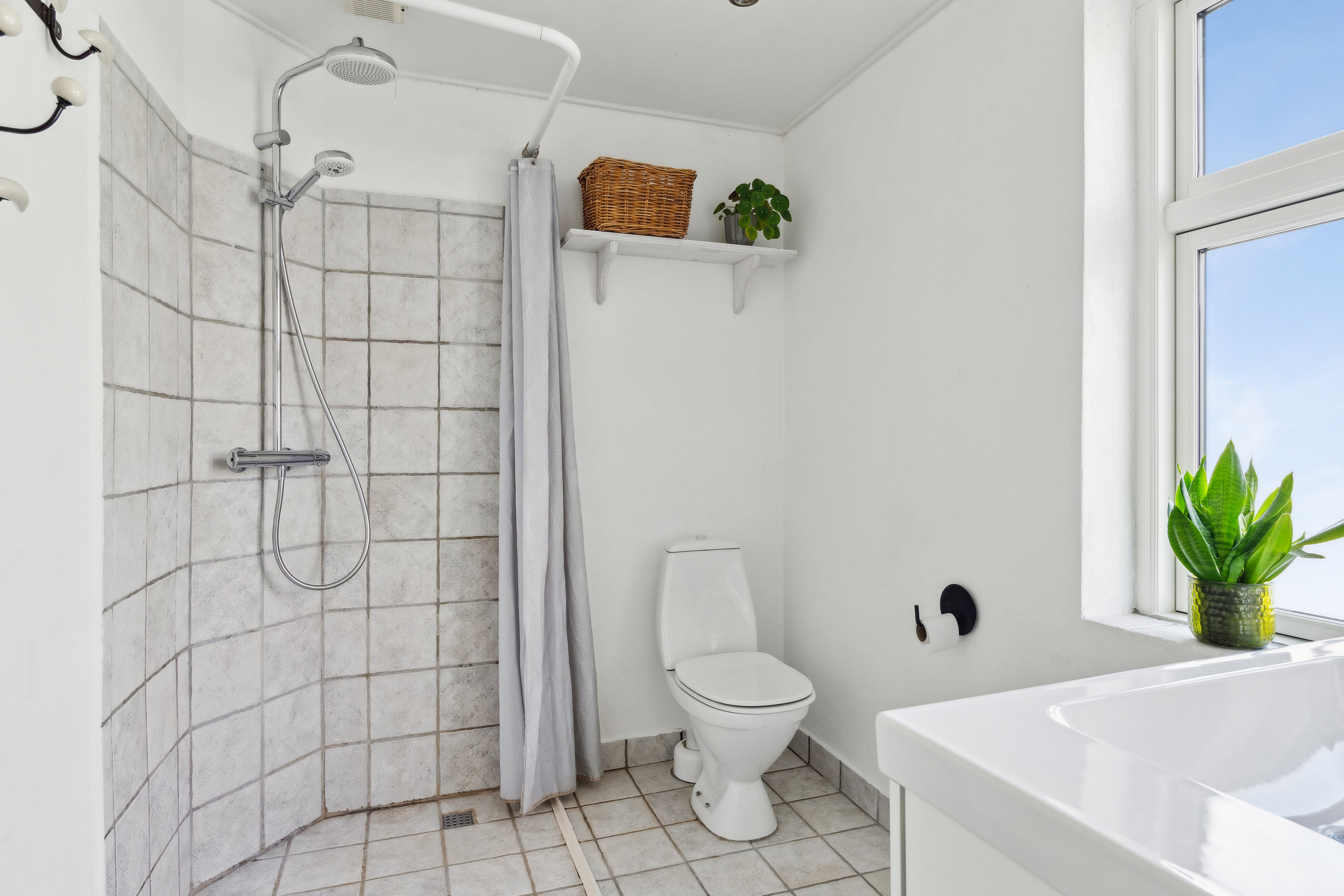 Fremhævet badeværelse billede i fuldskærmstilstand. Billede af Strandvej 1, 9560 Hadsund