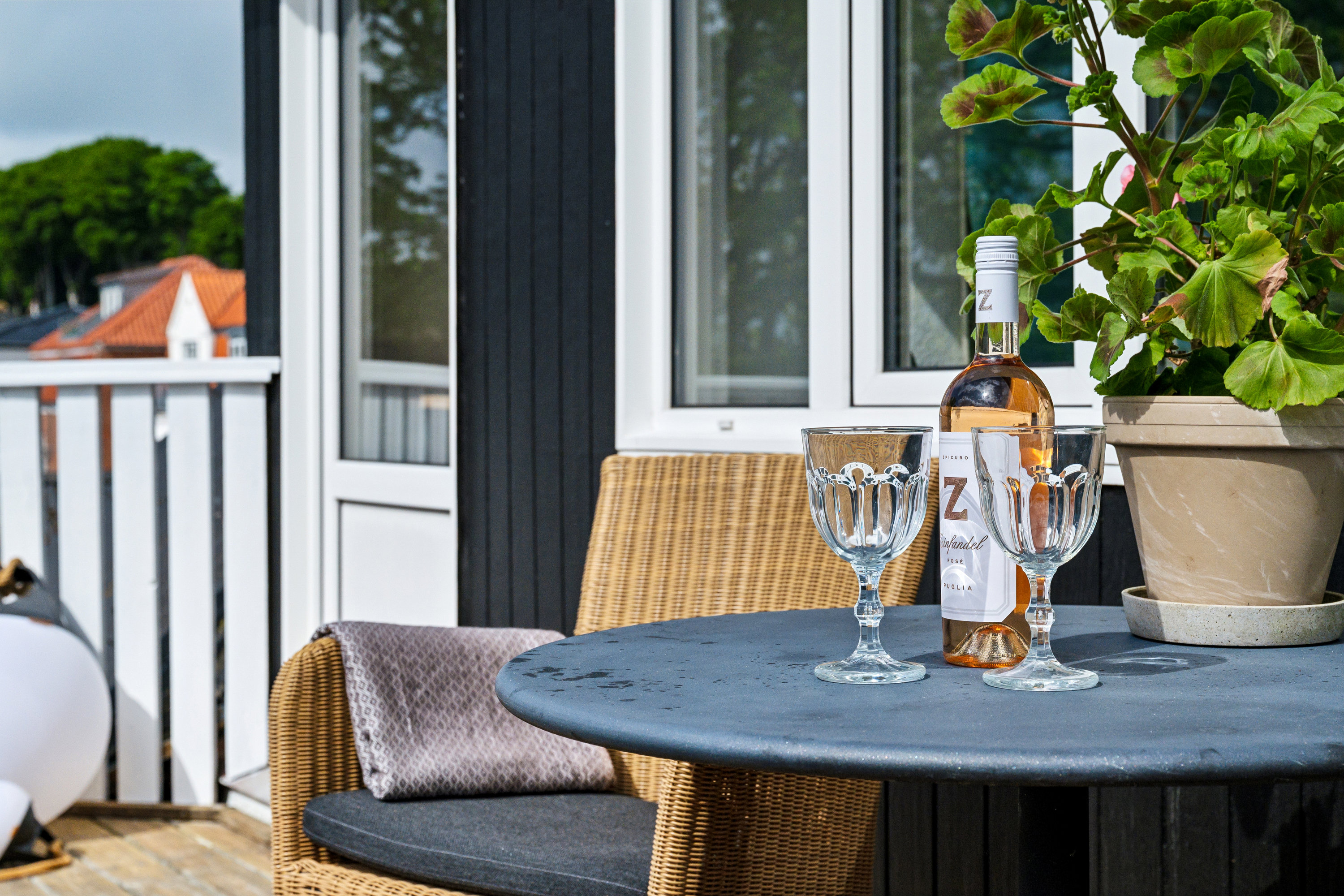 Fremhævet terrasse billede i fuldskærmstilstand. Billede af Strandvej 1, 9560 Hadsund