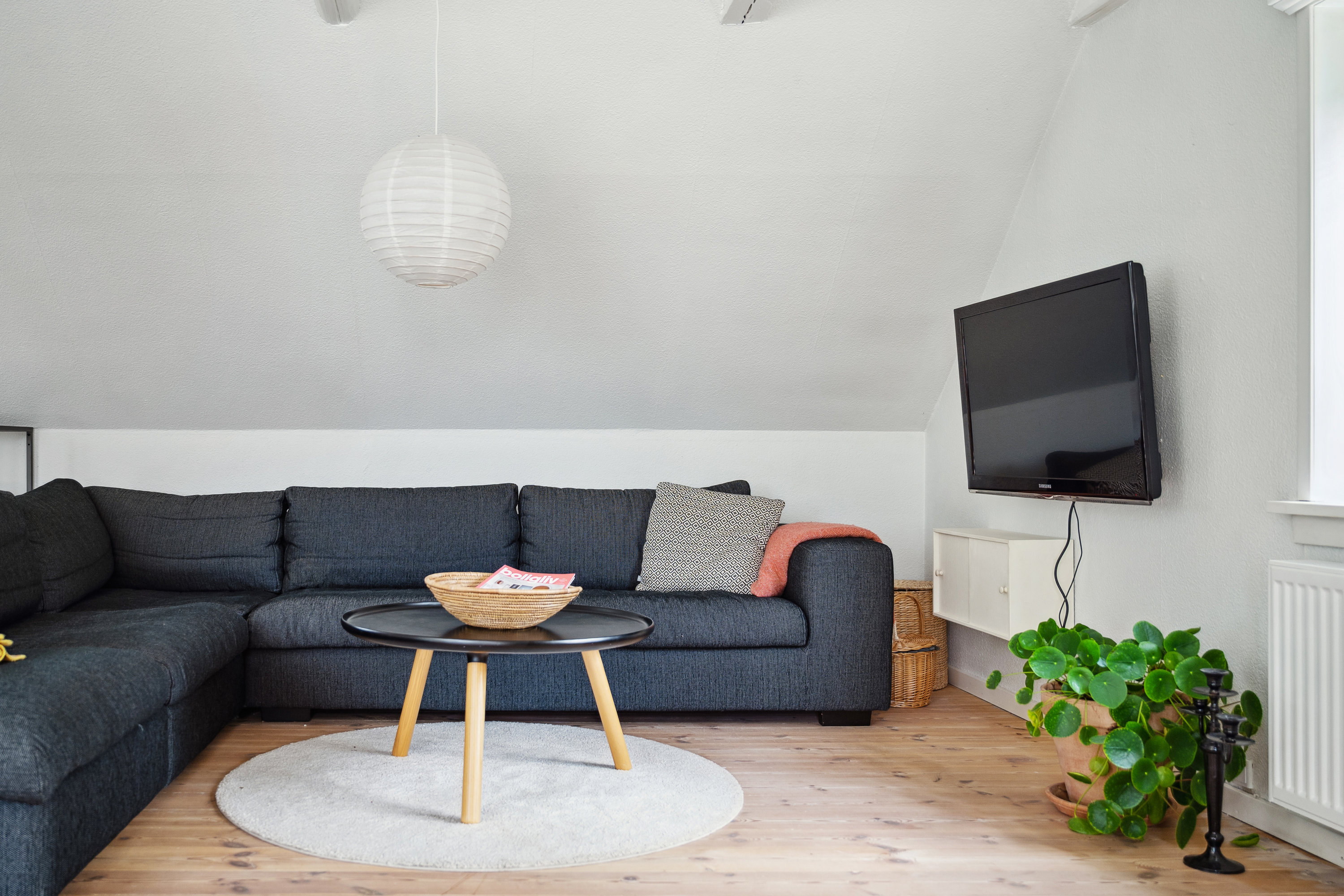 Fremhævet stue billede i fuldskærmstilstand. Billede af Strandvej 1, 9560 Hadsund