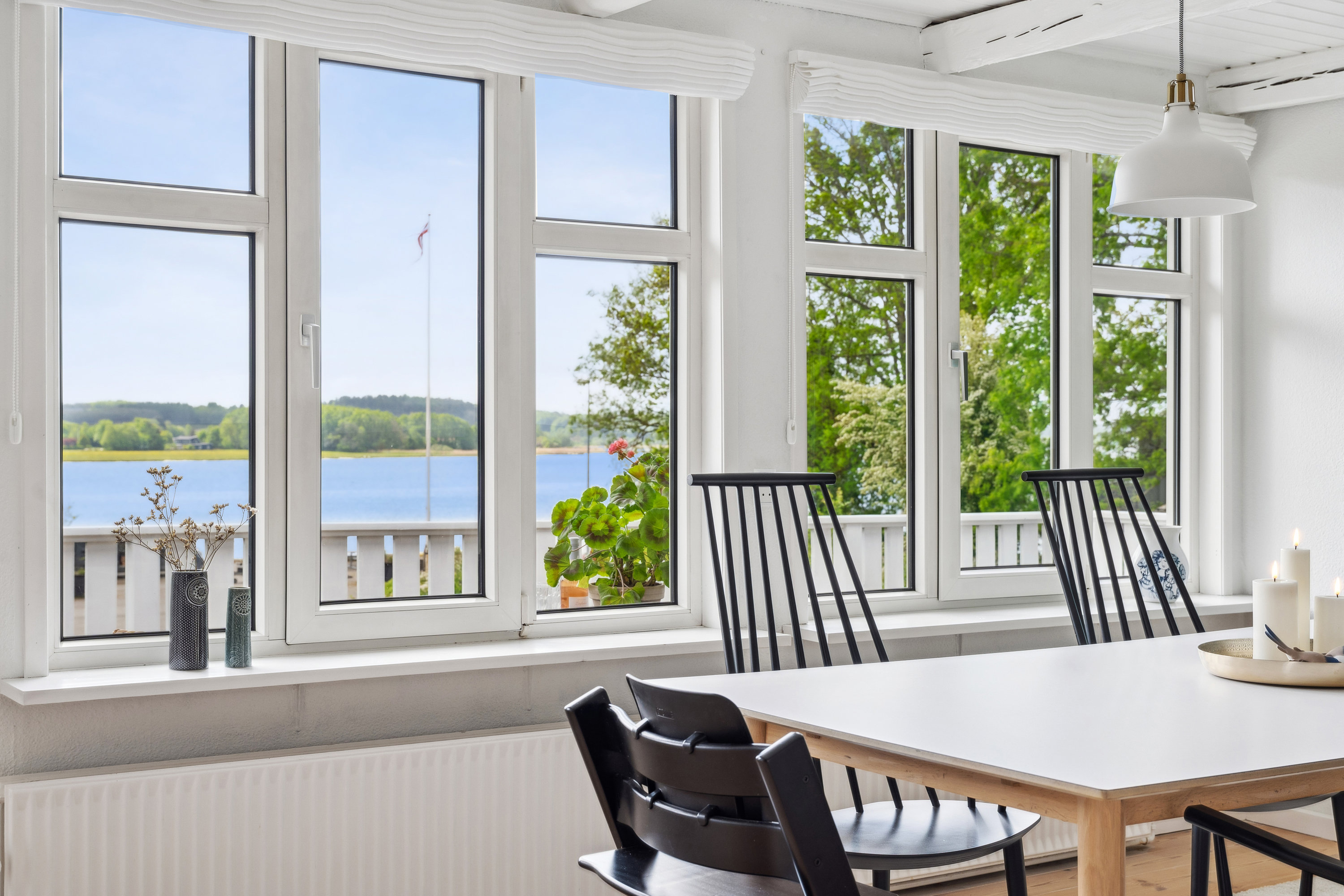 Fremhævet stue billede i fuldskærmstilstand. Billede af Strandvej 1, 9560 Hadsund