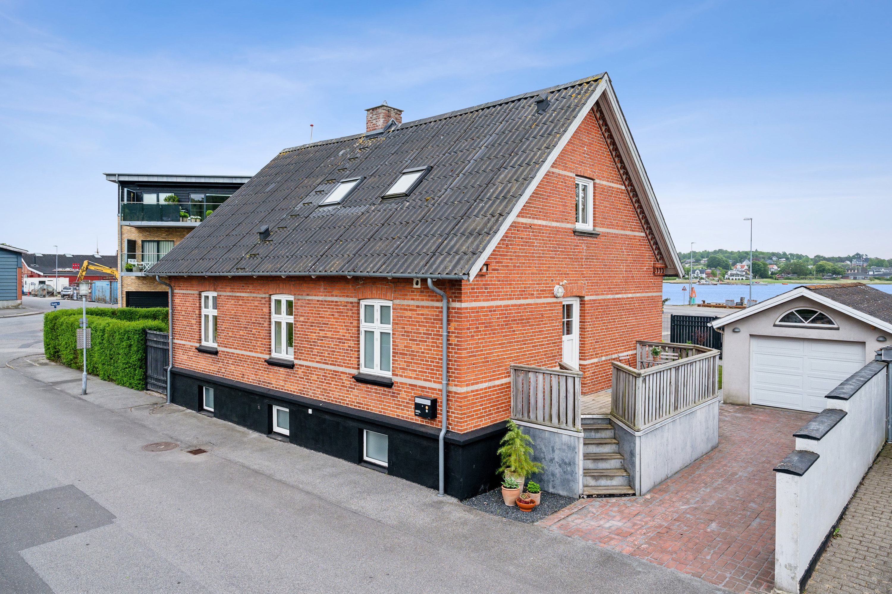 Fremhævet ejendom 1 billede i fuldskærmstilstand. Billede af Strandvej 1, 9560 Hadsund