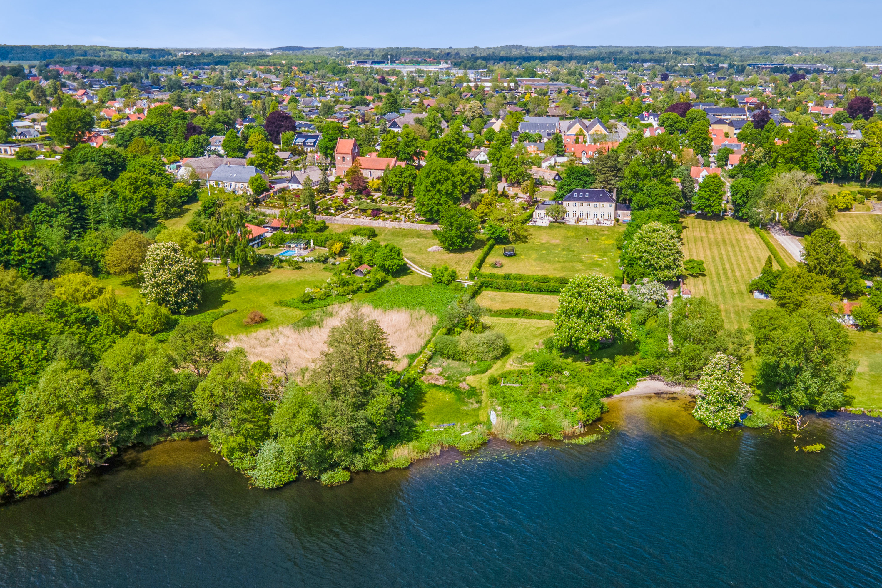 Fremhævet luftfoto billede i fuldskærmstilstand. Billede af Søvej 4B, 3520 Farum