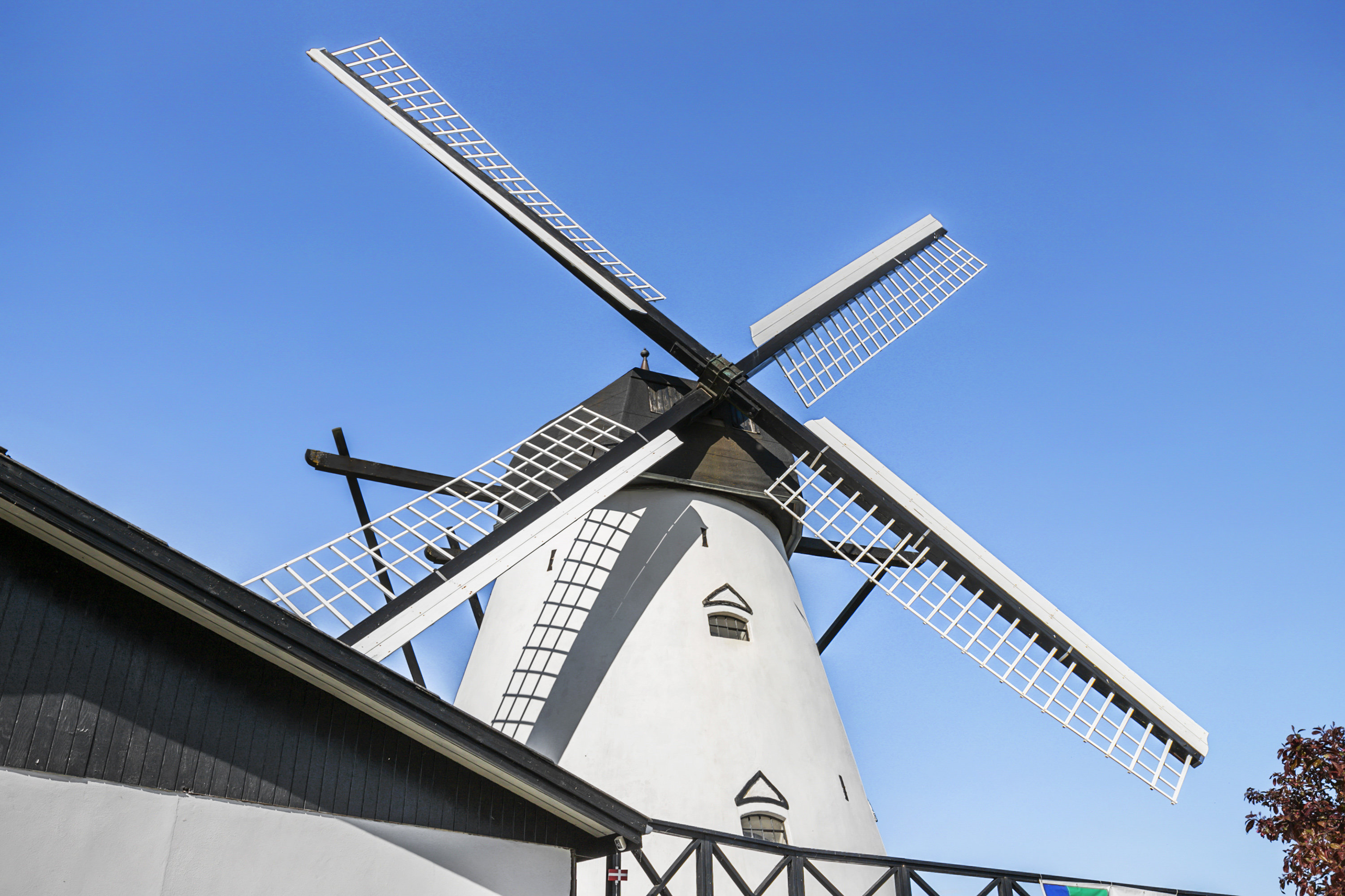 Fremhævet facade billede i fuldskærmstilstand. Billede af Møllebakken 11A, 9870 Sindal