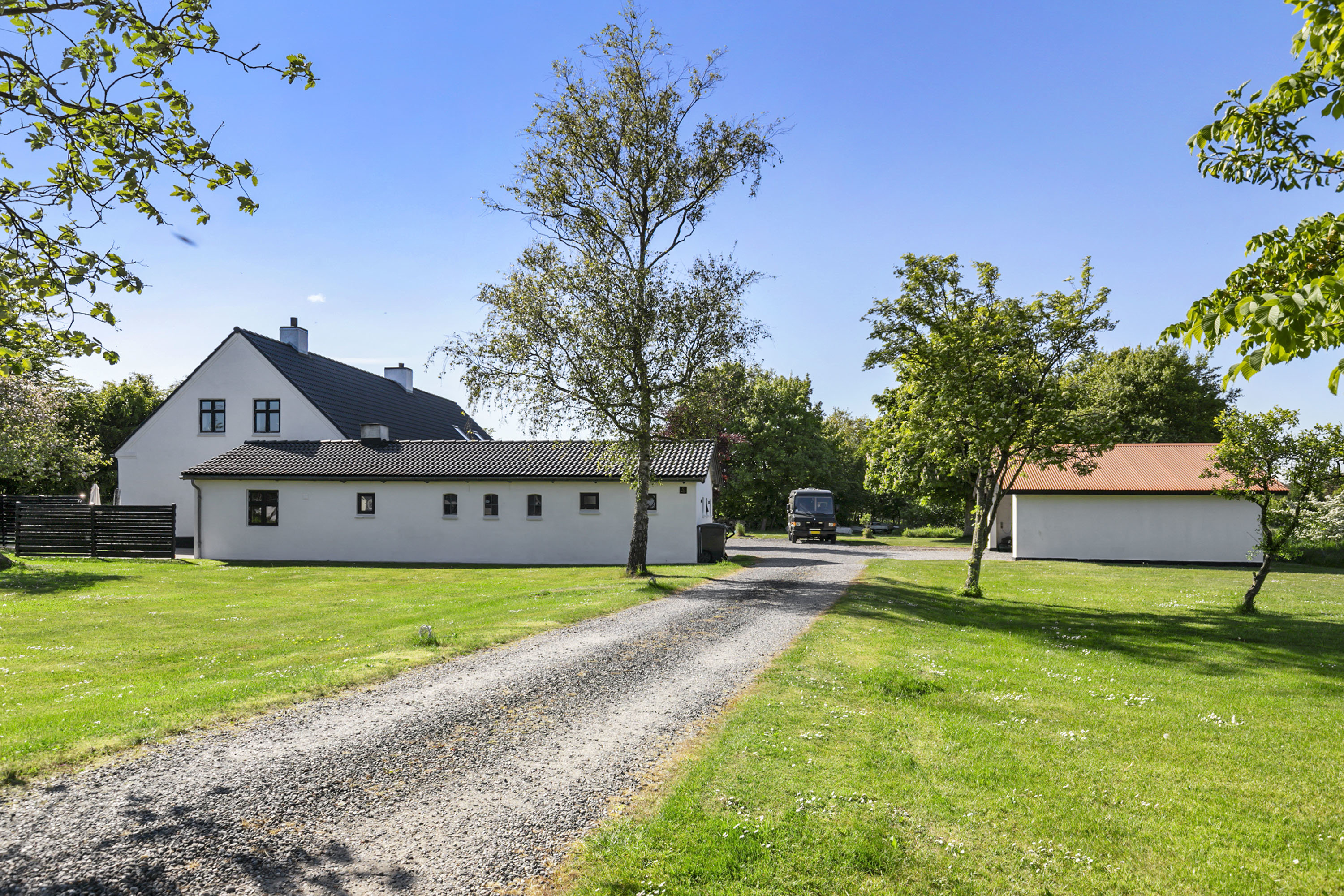 Fremhævet facade billede i fuldskærmstilstand. Billede af Smedievejen 5, 9800 Hjørring