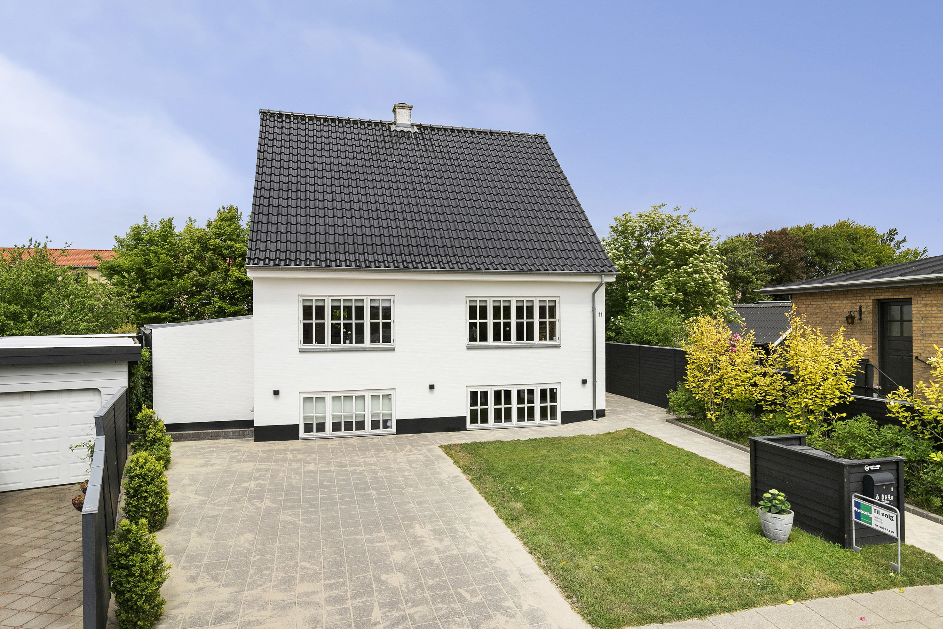 Fremhævet facade billede i fuldskærmstilstand. Billede af Kløvermarksvej 11, 9800 Hjørring