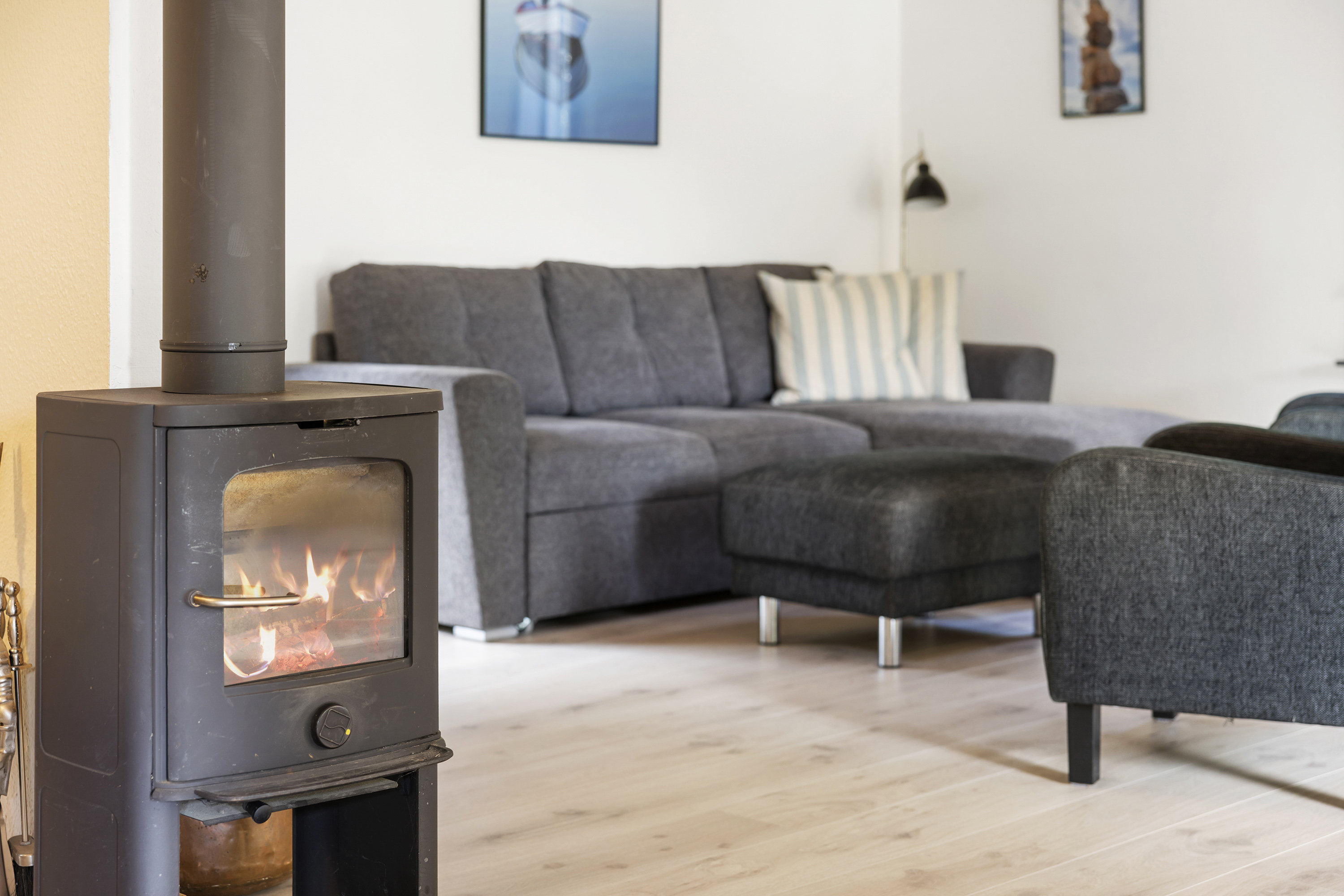 Fremhævet stue billede i fuldskærmstilstand. Billede af Engvej 8, Lyngså, 9300 Sæby